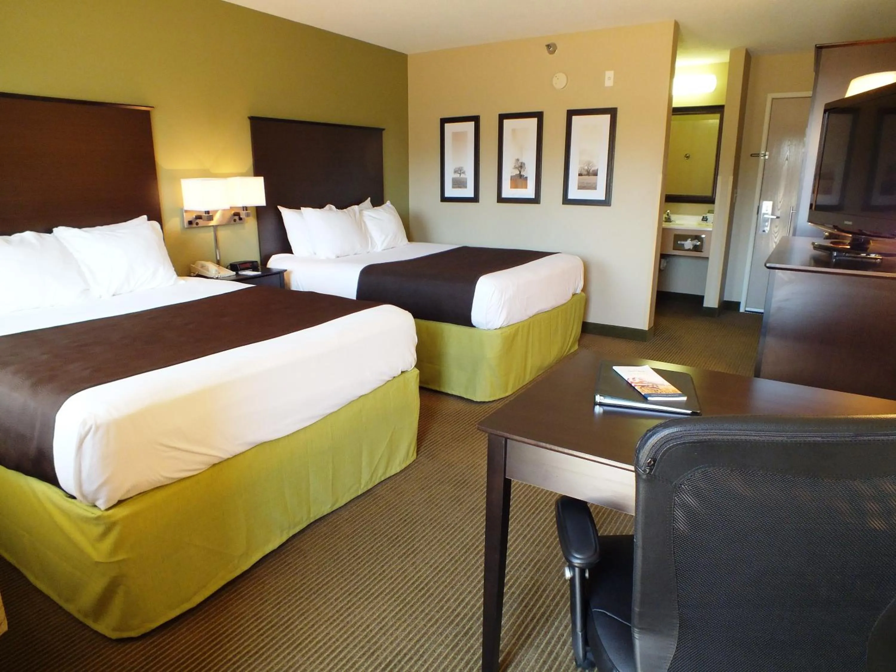 Photo of the whole room, Bed in AmericInn by Wyndham Okoboji