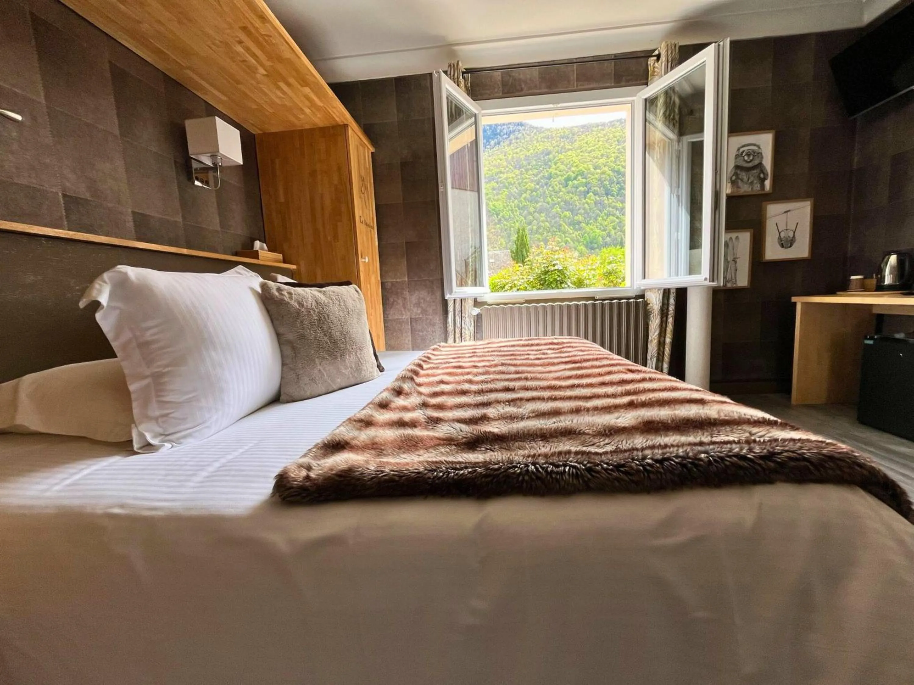 Bed in Hôtel La Rencluse