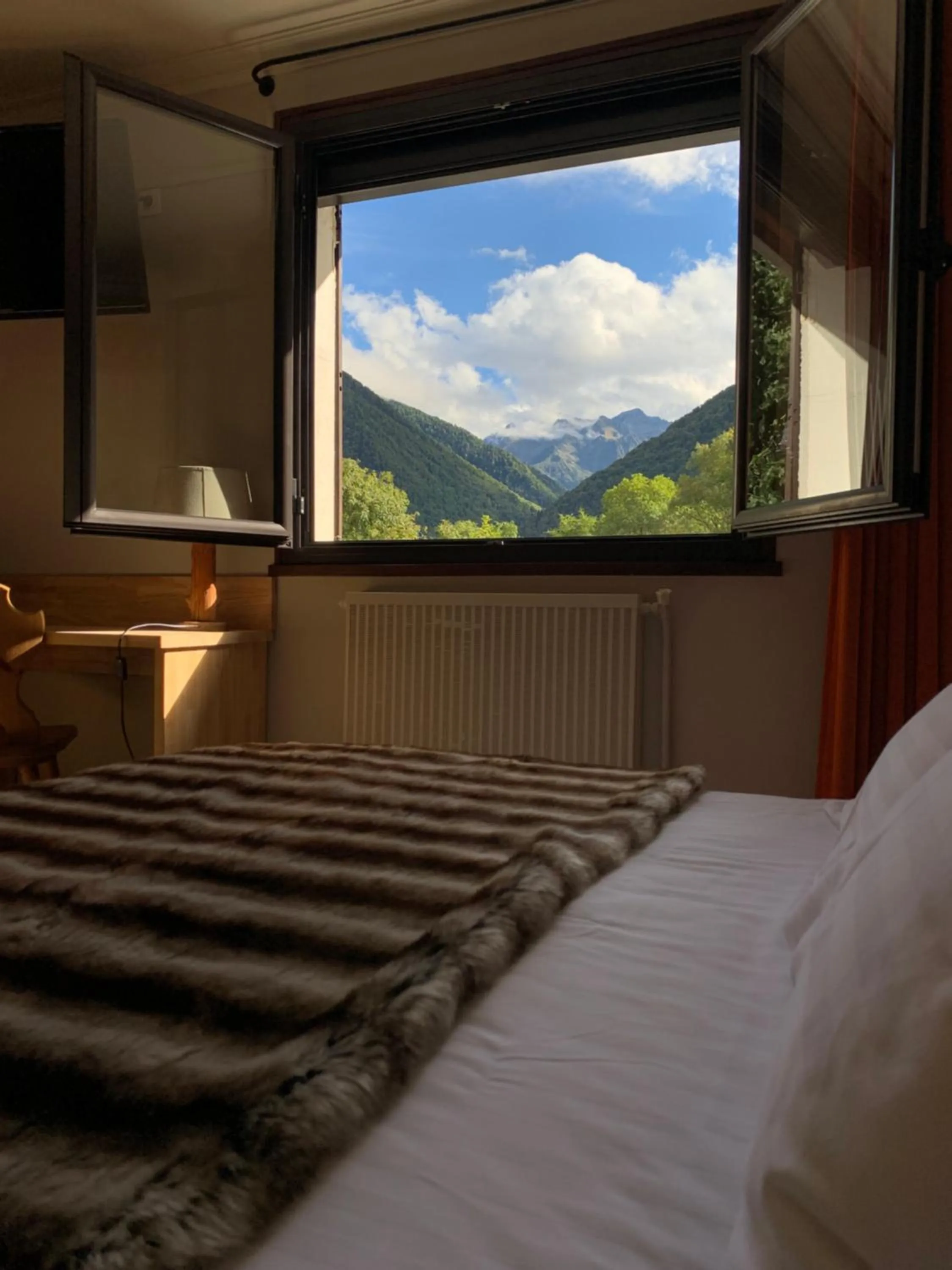 View (from property/room), Bed in Hôtel La Rencluse