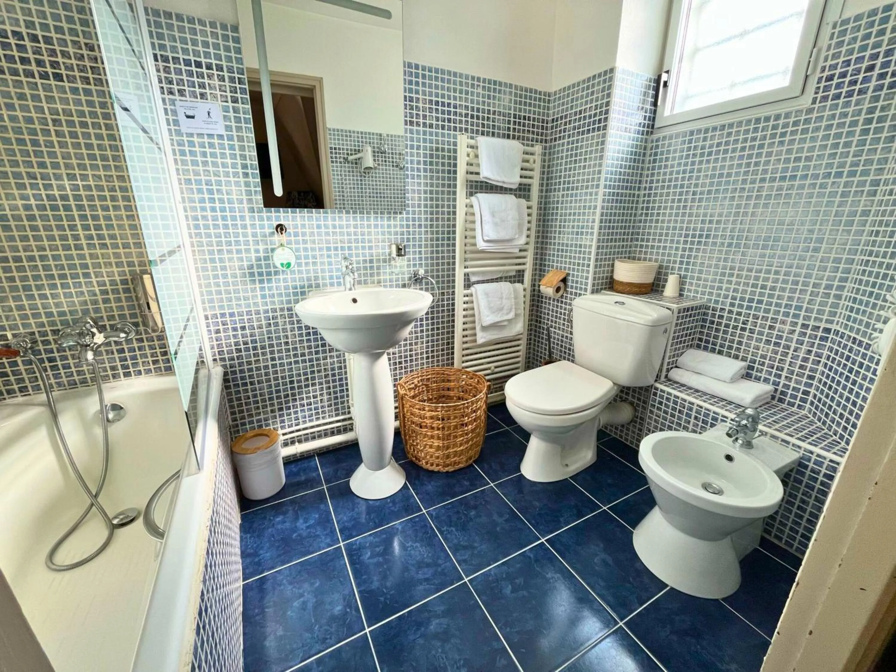 Toilet in Hôtel La Rencluse