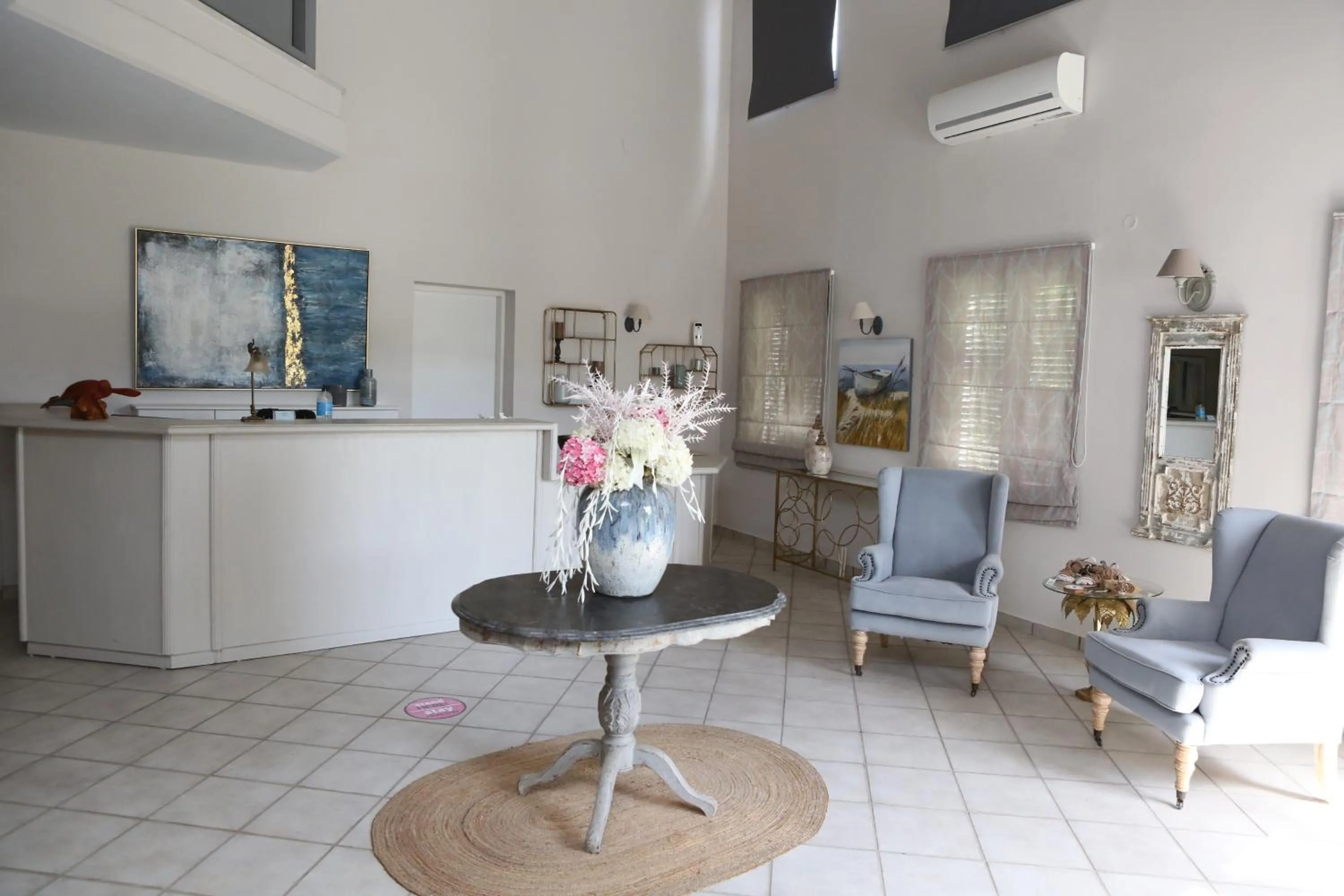 Communal lounge/ TV room in Caretta - Caretta Hotel