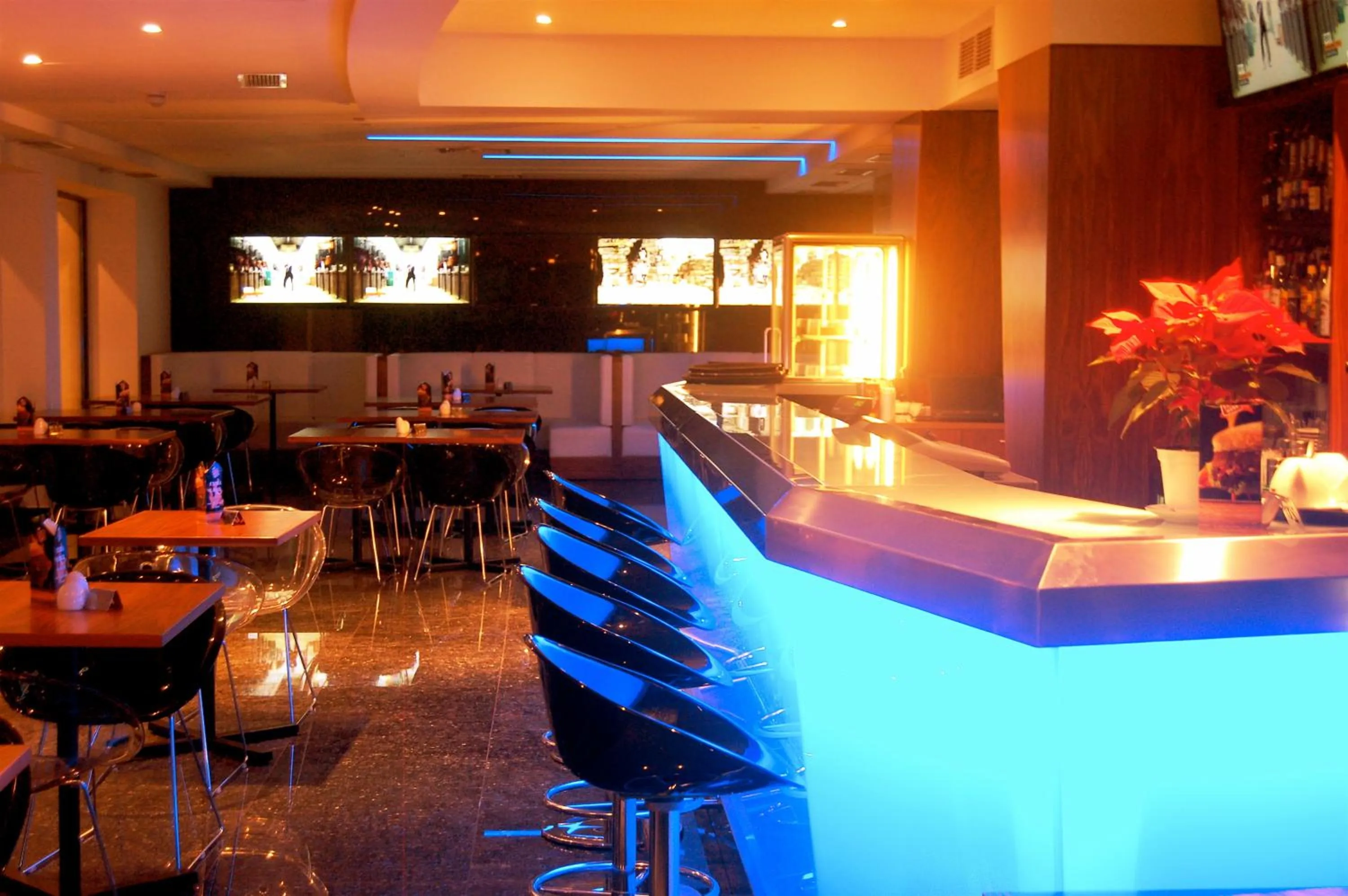 Lounge or bar in Water's Edge Hotel