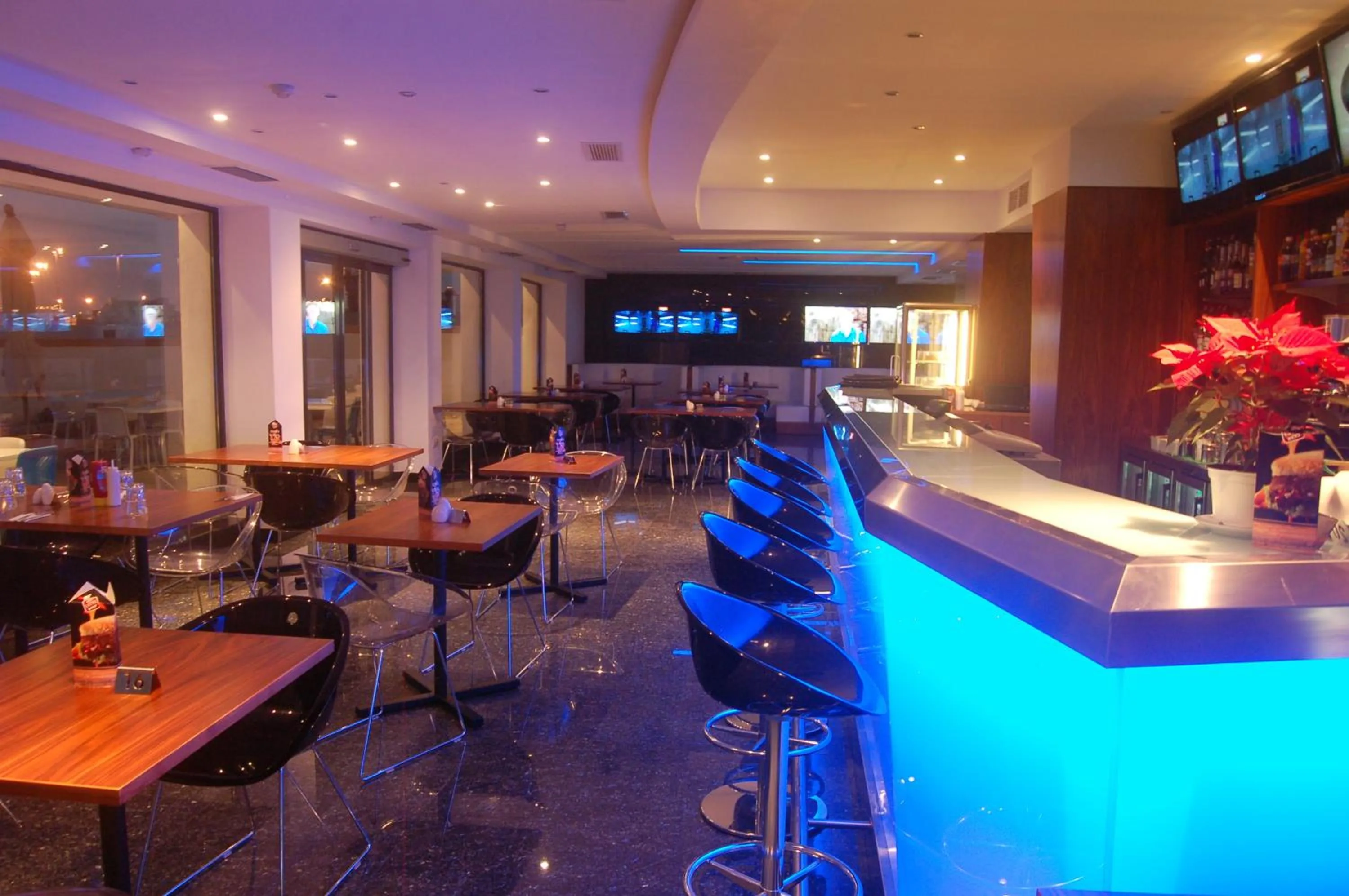 Lounge or bar in Water's Edge Hotel