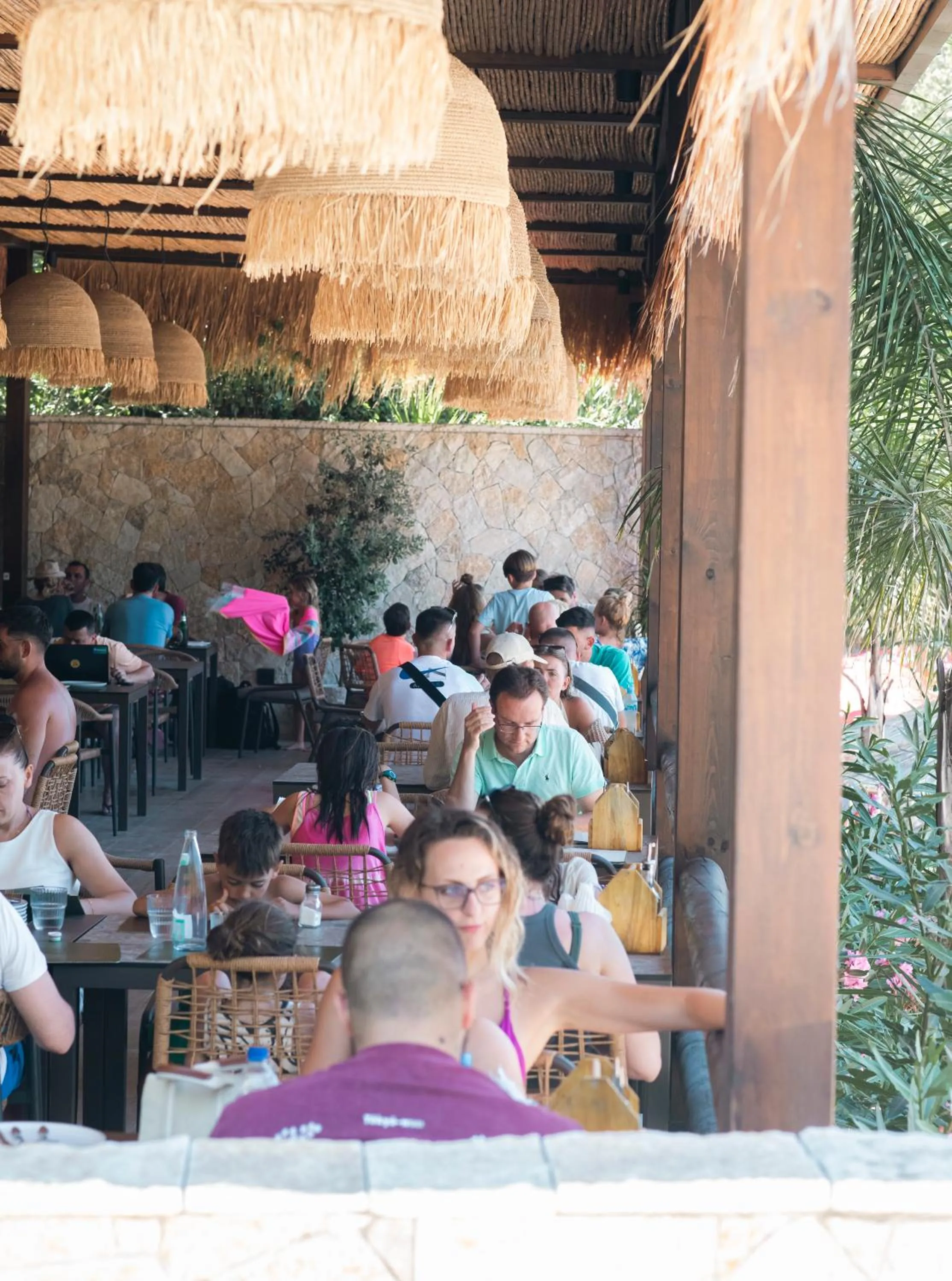 Restaurant/places to eat in Delight Hotel