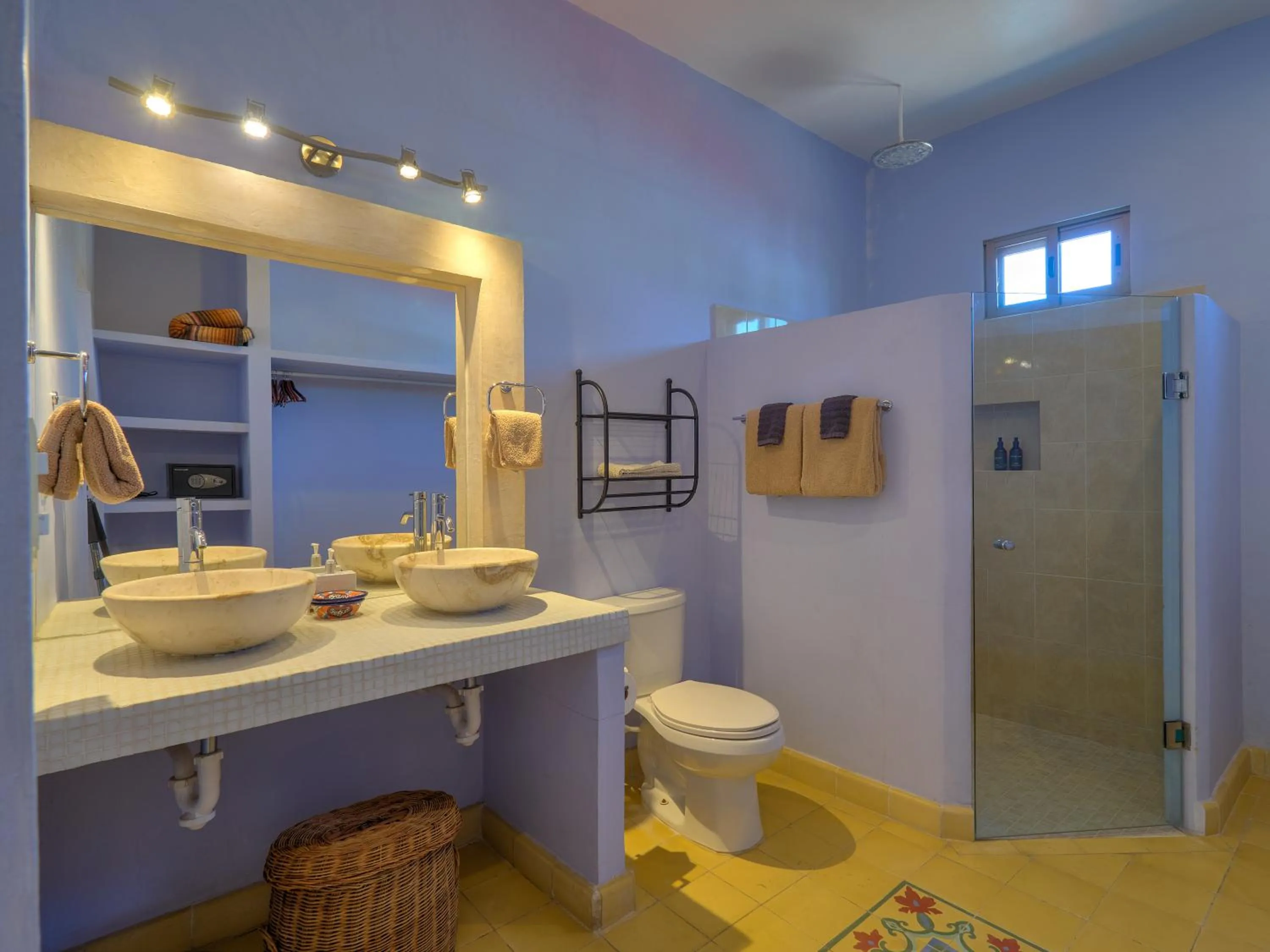 Bathroom in Casa Del Maya Bed & Breakfast