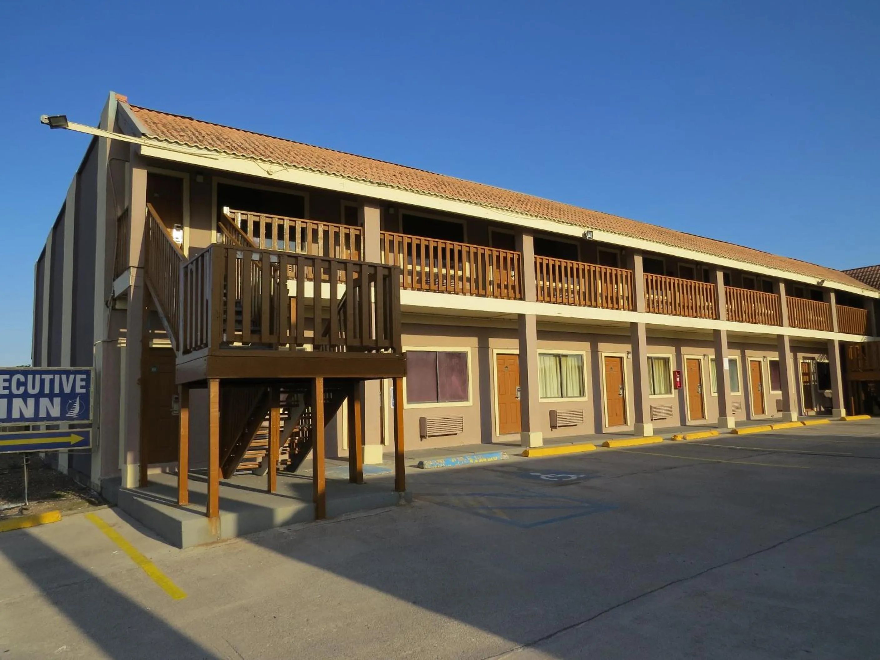 Property building in Executive Inn Laguna Vista