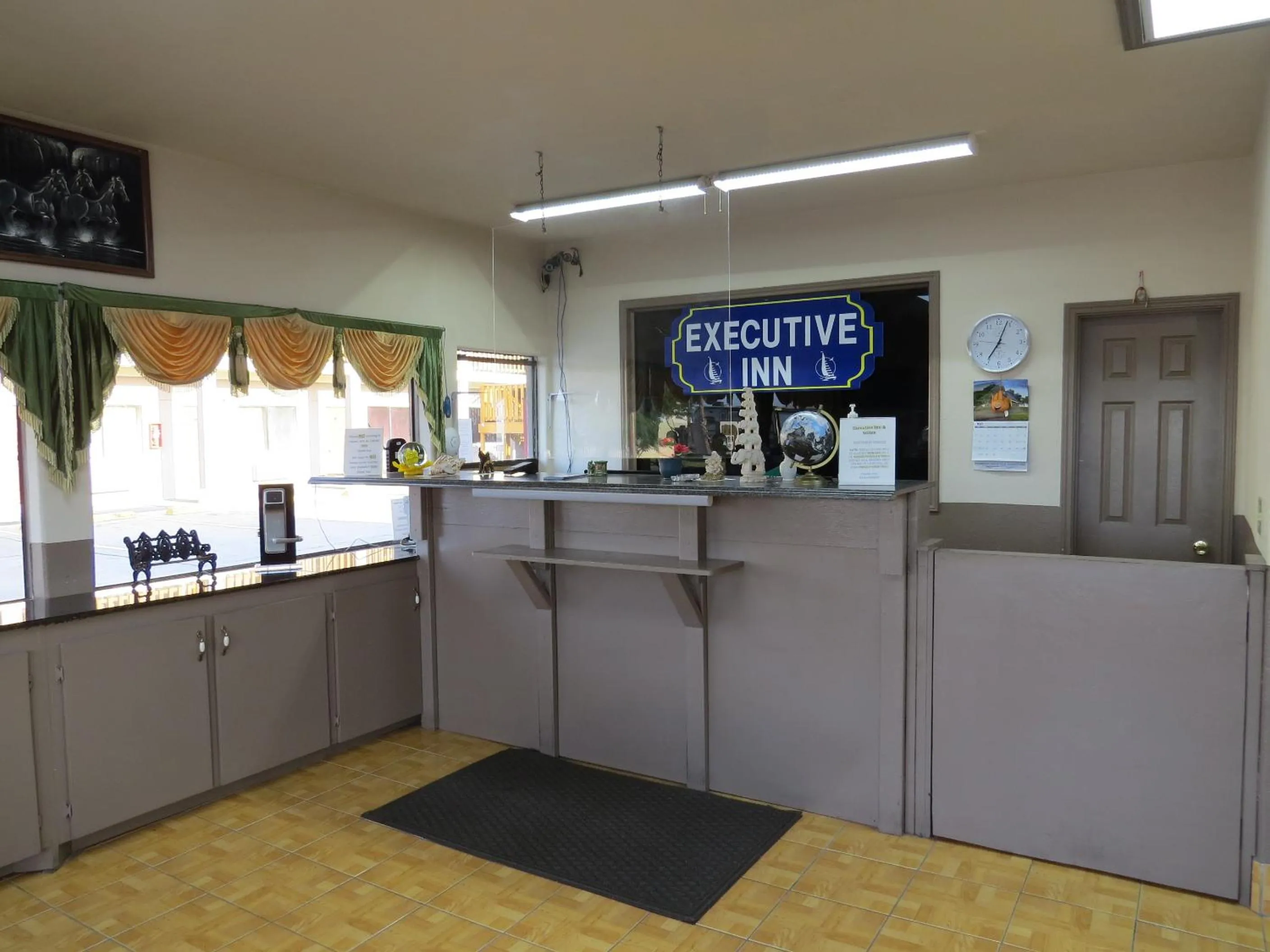 Staff in Executive Inn Laguna Vista