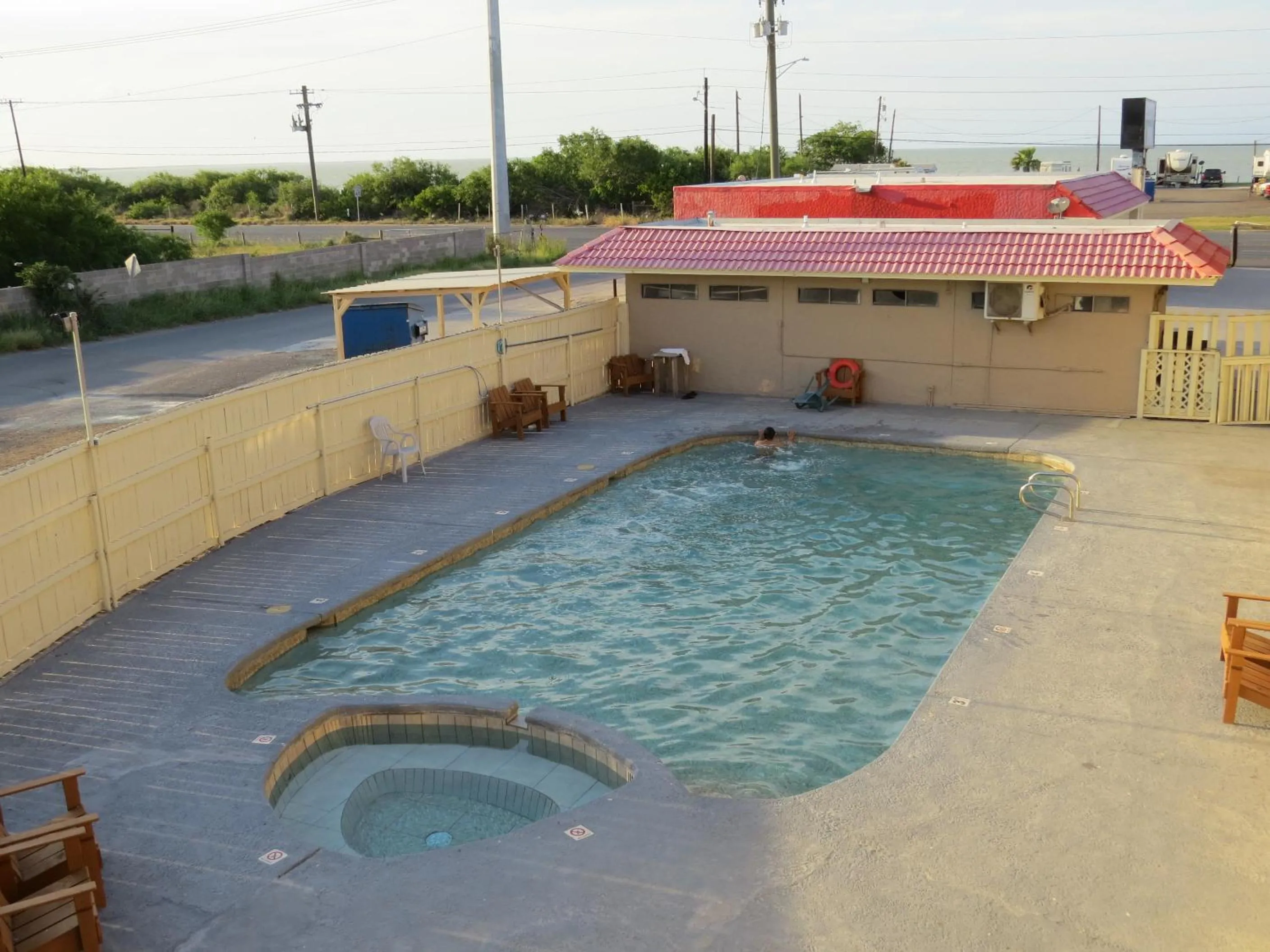 Swimming pool in Executive Inn Laguna Vista