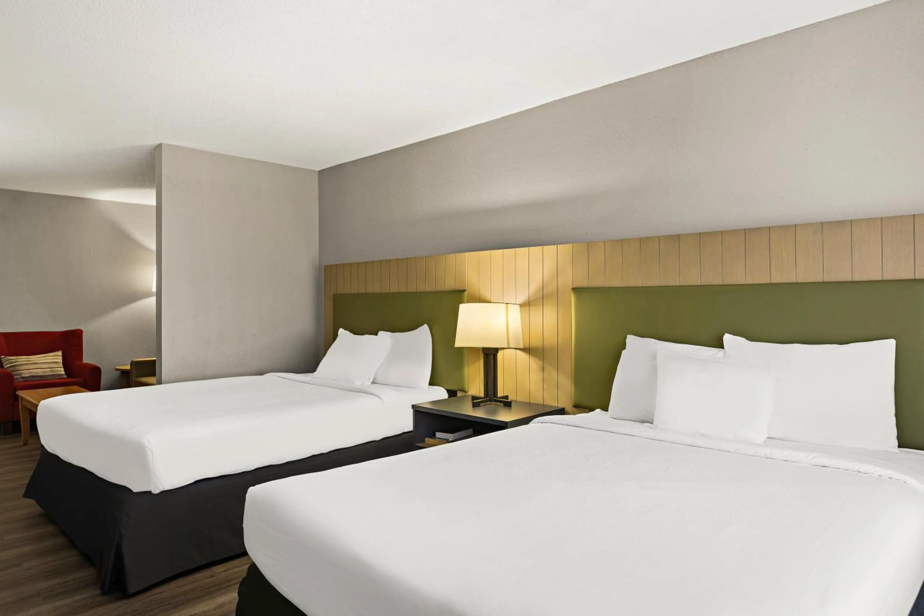 Bedroom, Bed in Country Inn & Suites by Radisson, Hinesville, GA