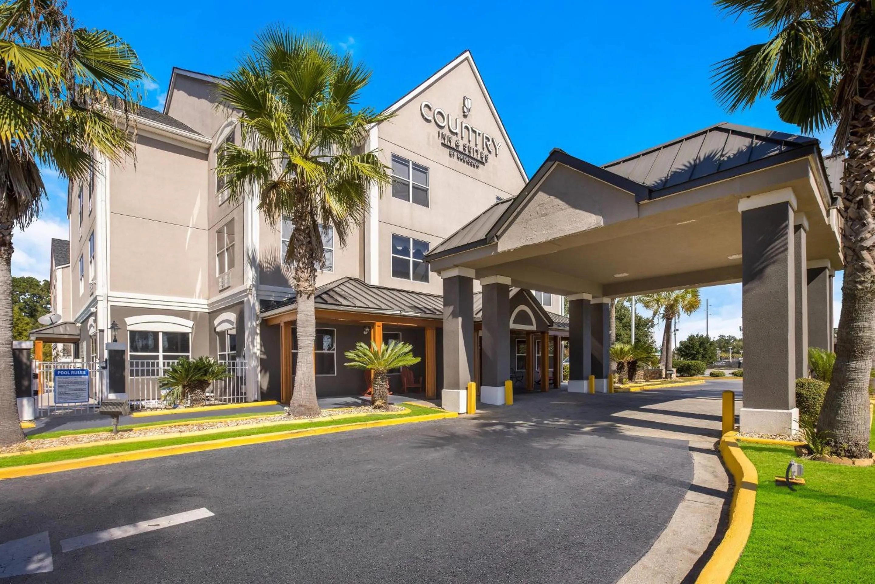 Property building in Country Inn & Suites by Radisson, Hinesville, GA