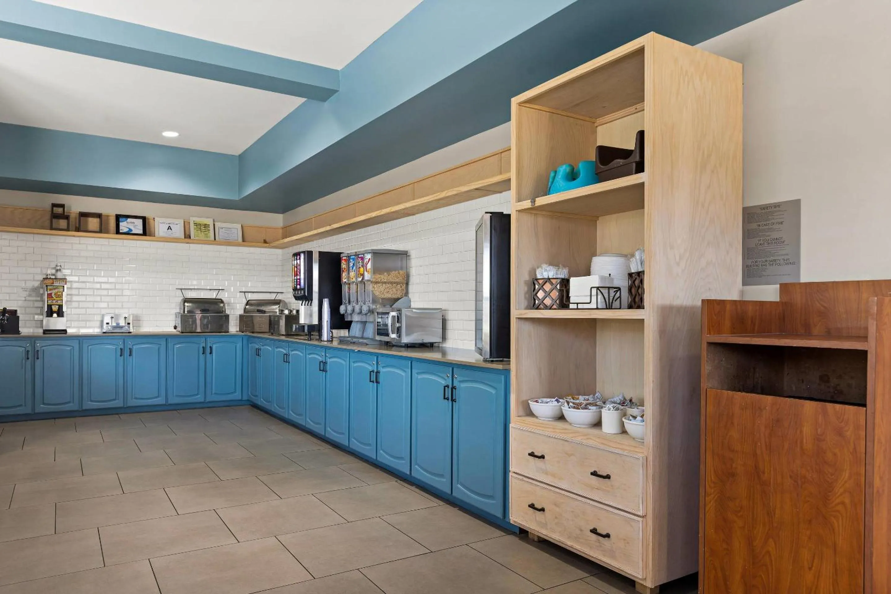 Breakfast in Country Inn & Suites by Radisson, Hinesville, GA