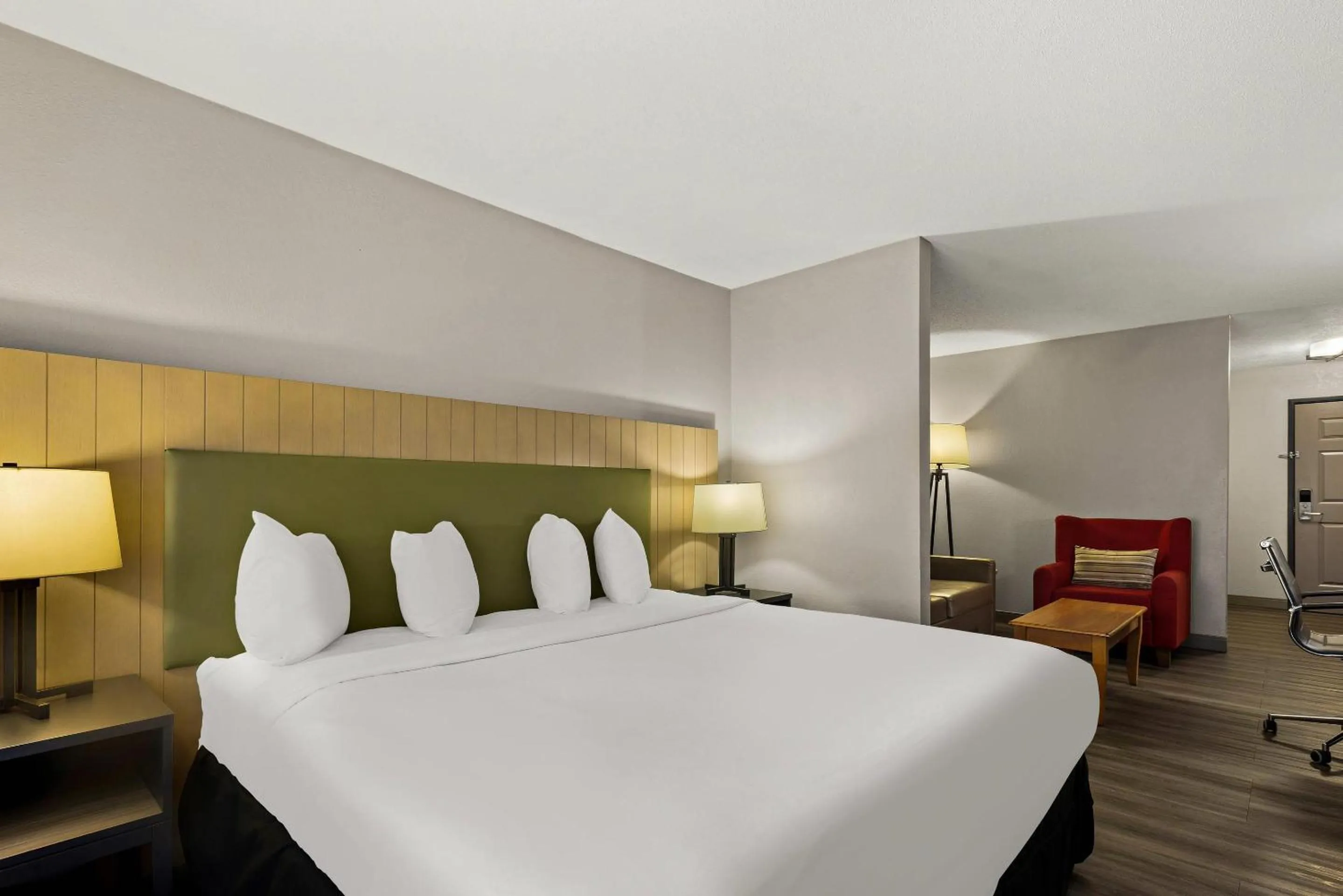 Bedroom, Bed in Country Inn & Suites by Radisson, Hinesville, GA