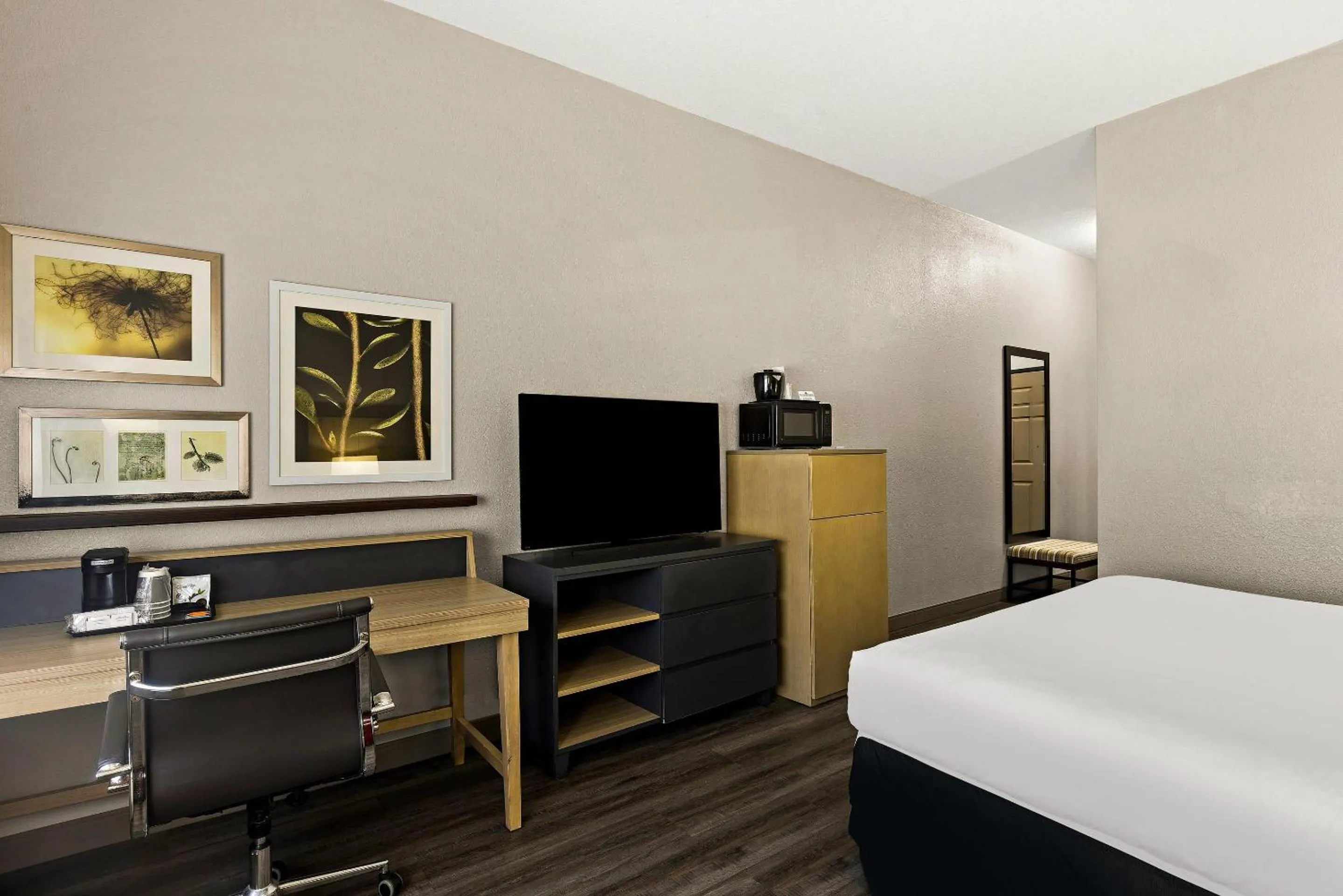 Bedroom, Bed in Country Inn & Suites by Radisson, Hinesville, GA