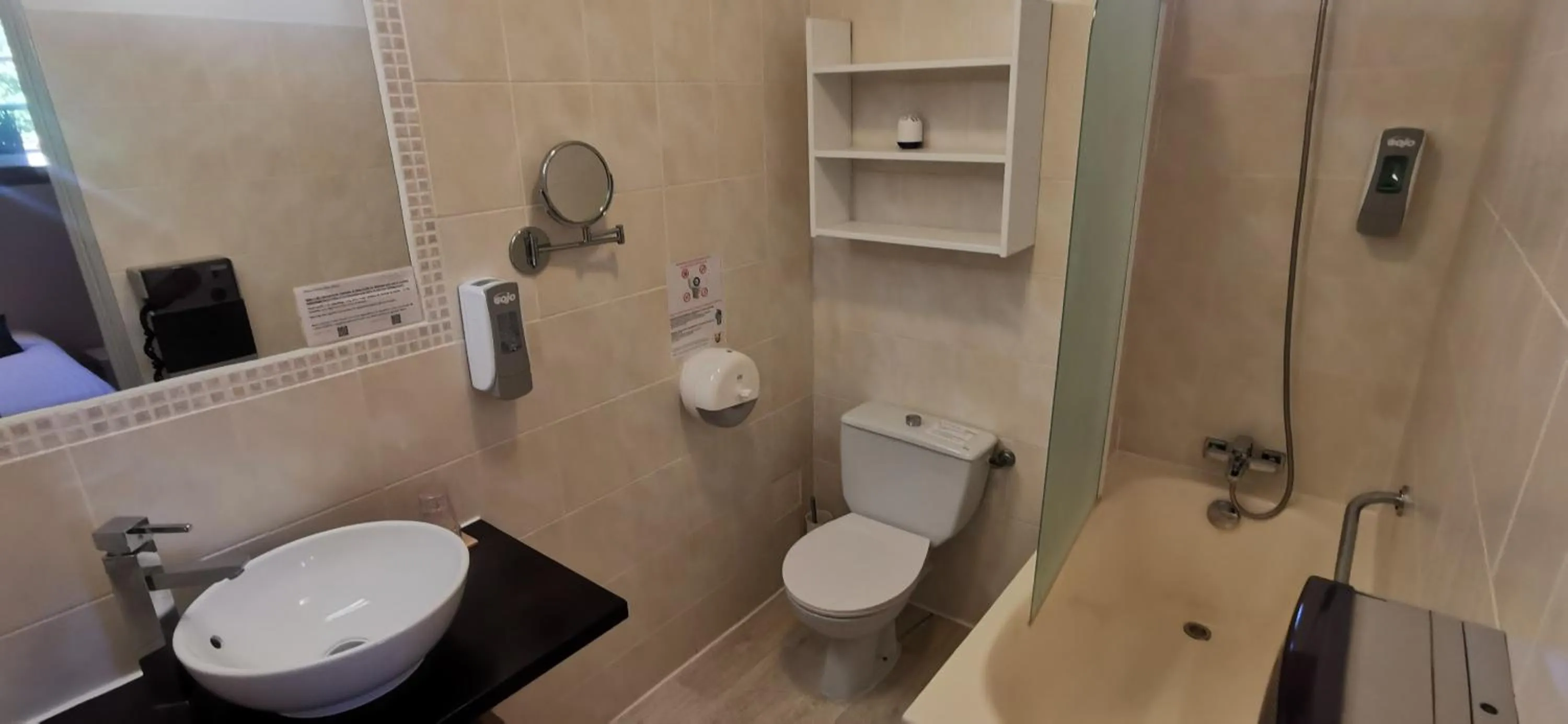 Bathroom in Hôtel Le Mas Des Amandiers