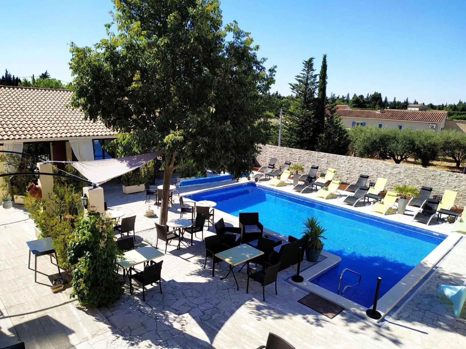 Patio in Hôtel Le Mas Des Amandiers