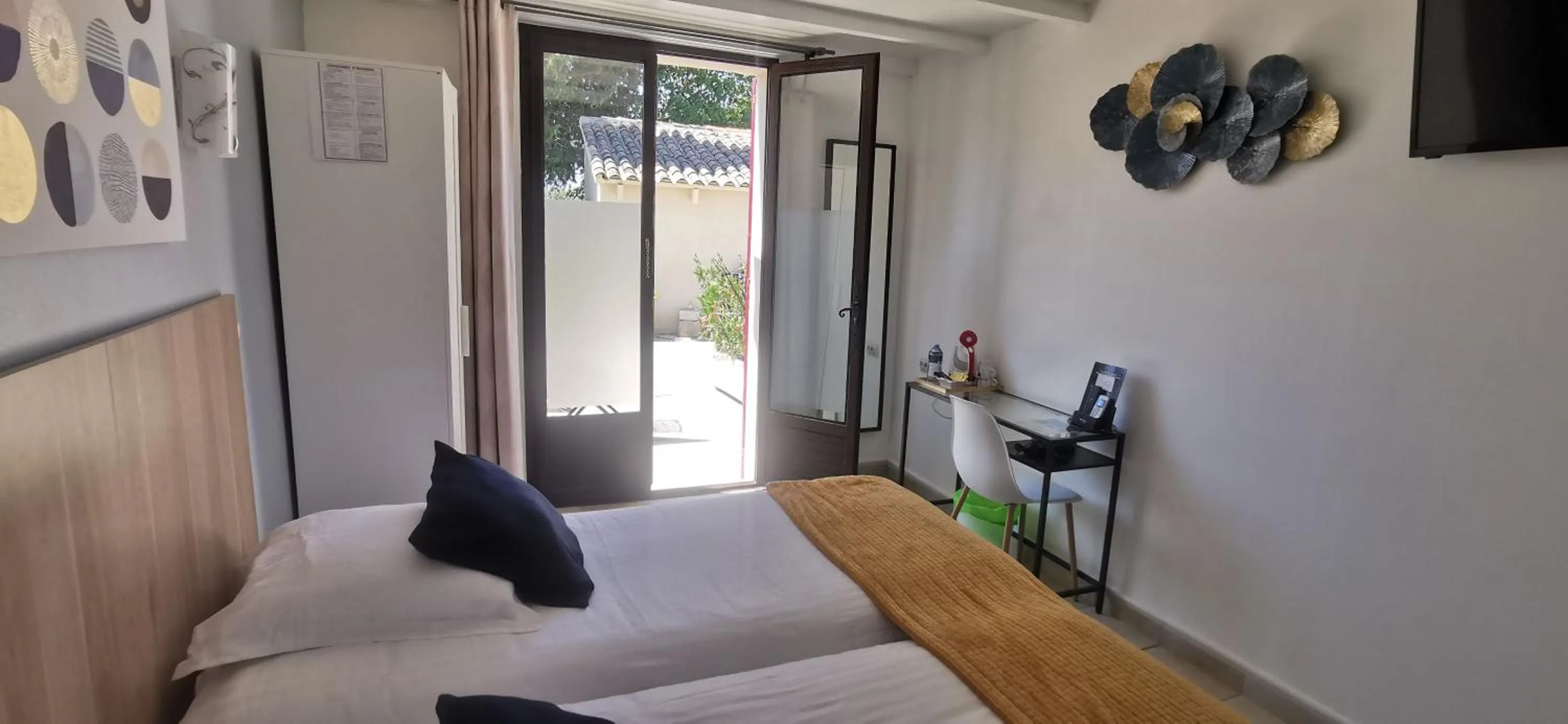 Bed in Hôtel Le Mas Des Amandiers