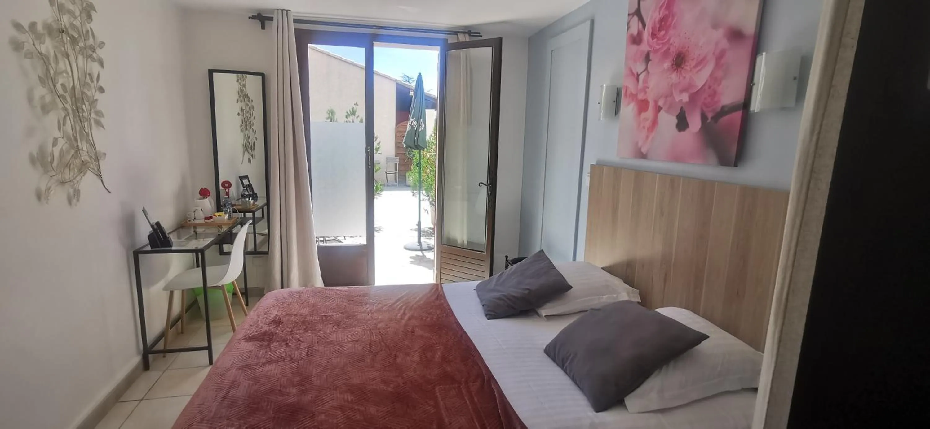 Patio, Bed in Hôtel Le Mas Des Amandiers