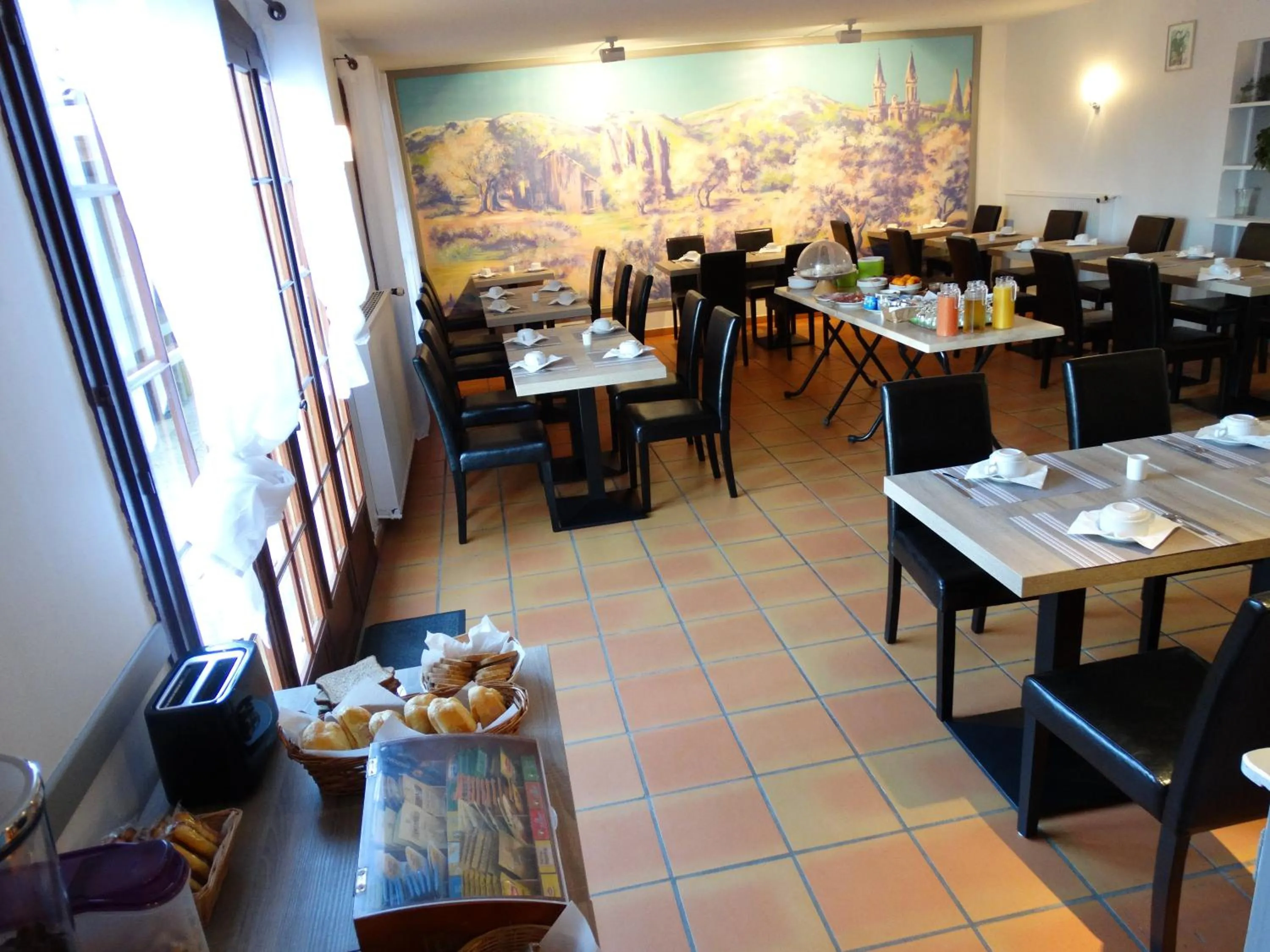 Restaurant/places to eat in Hôtel Le Mas Des Amandiers