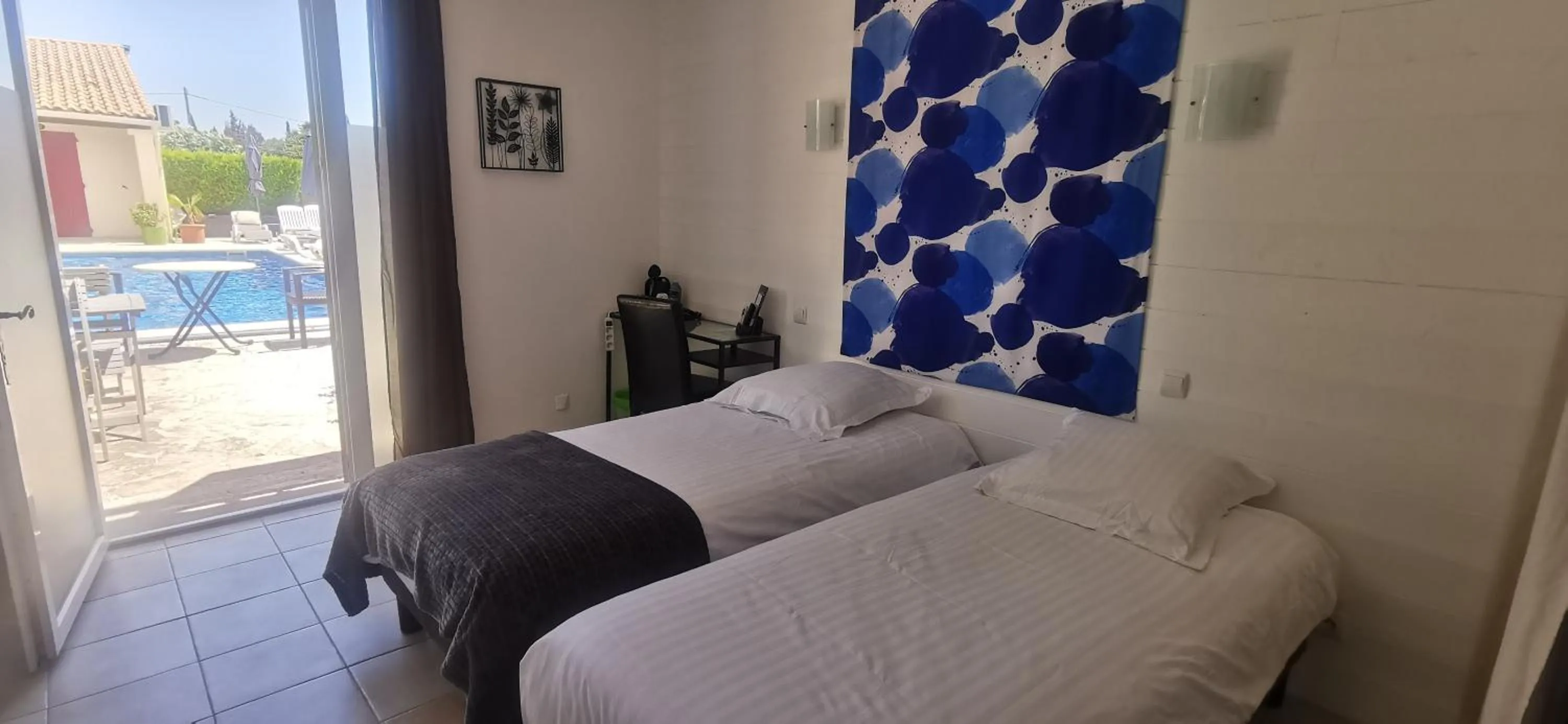 Bed in Hôtel Le Mas Des Amandiers