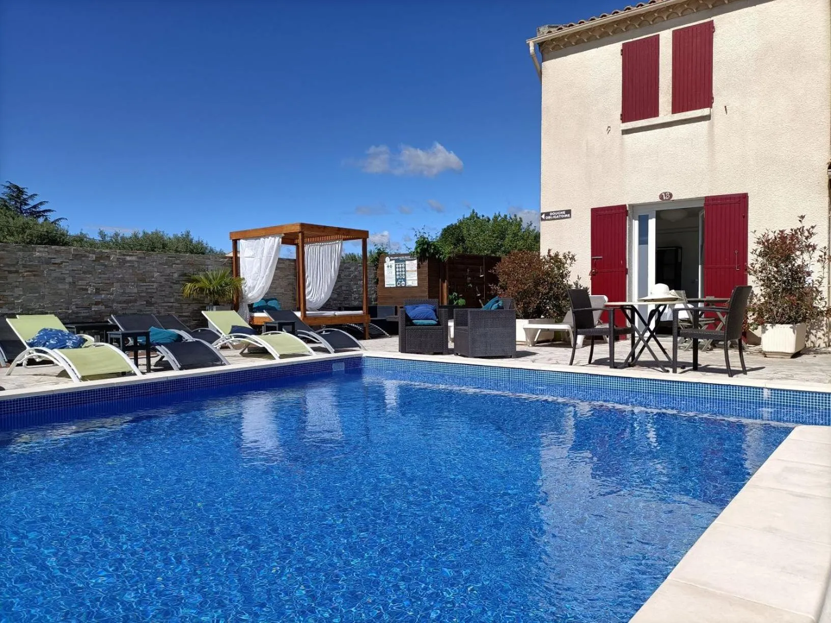 Patio in Hôtel Le Mas Des Amandiers