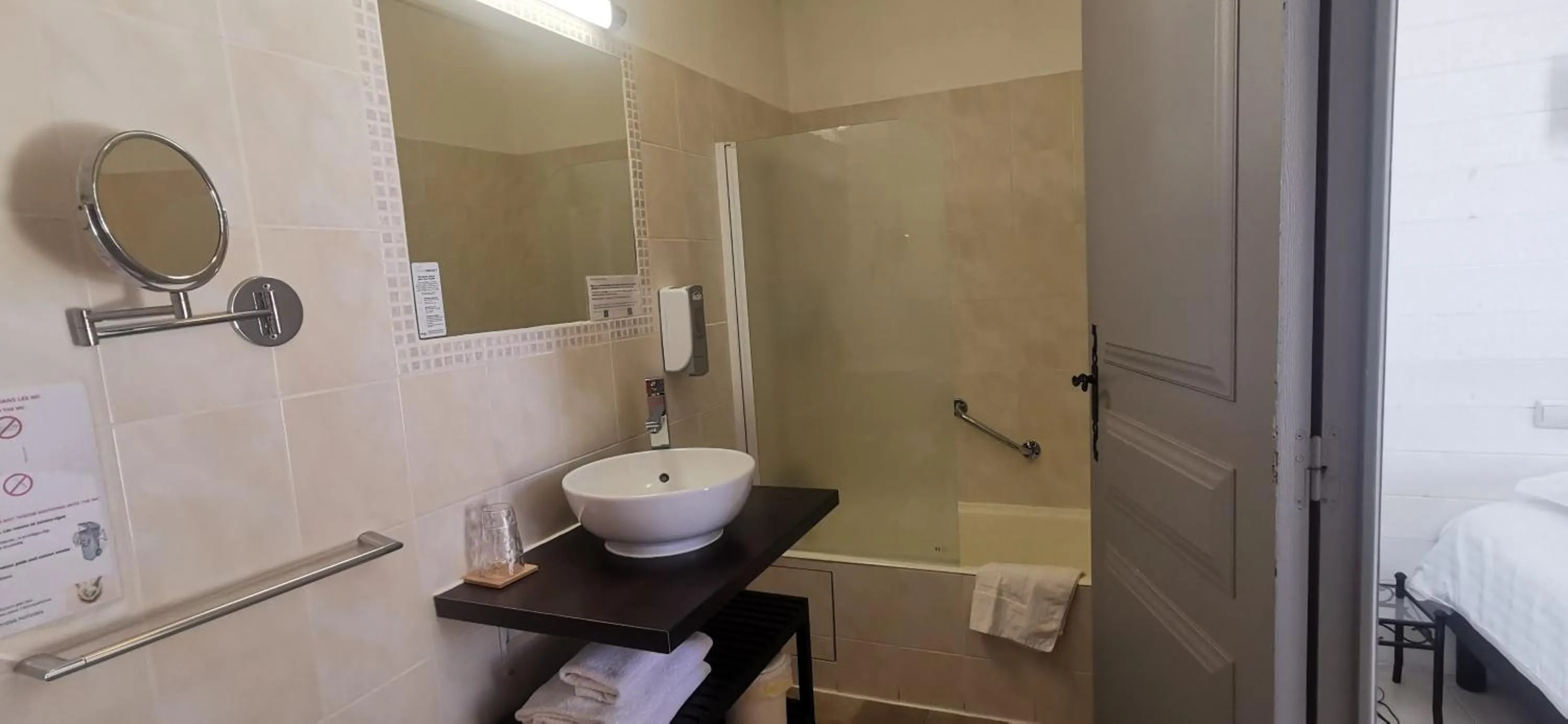 Bathroom in Hôtel Le Mas Des Amandiers