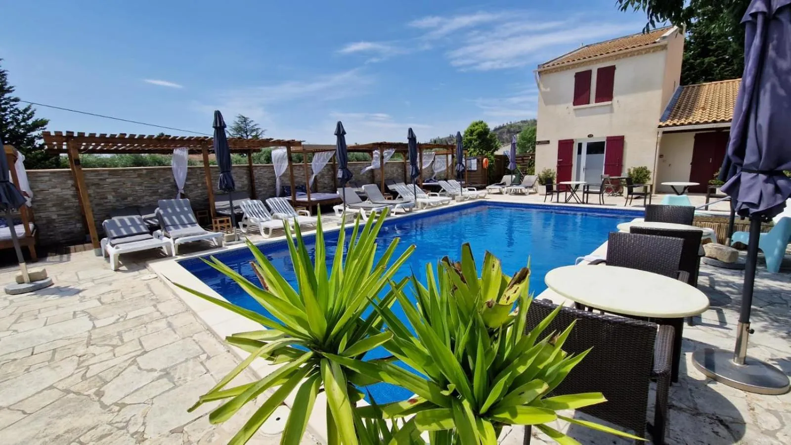 Patio in Hôtel Le Mas Des Amandiers