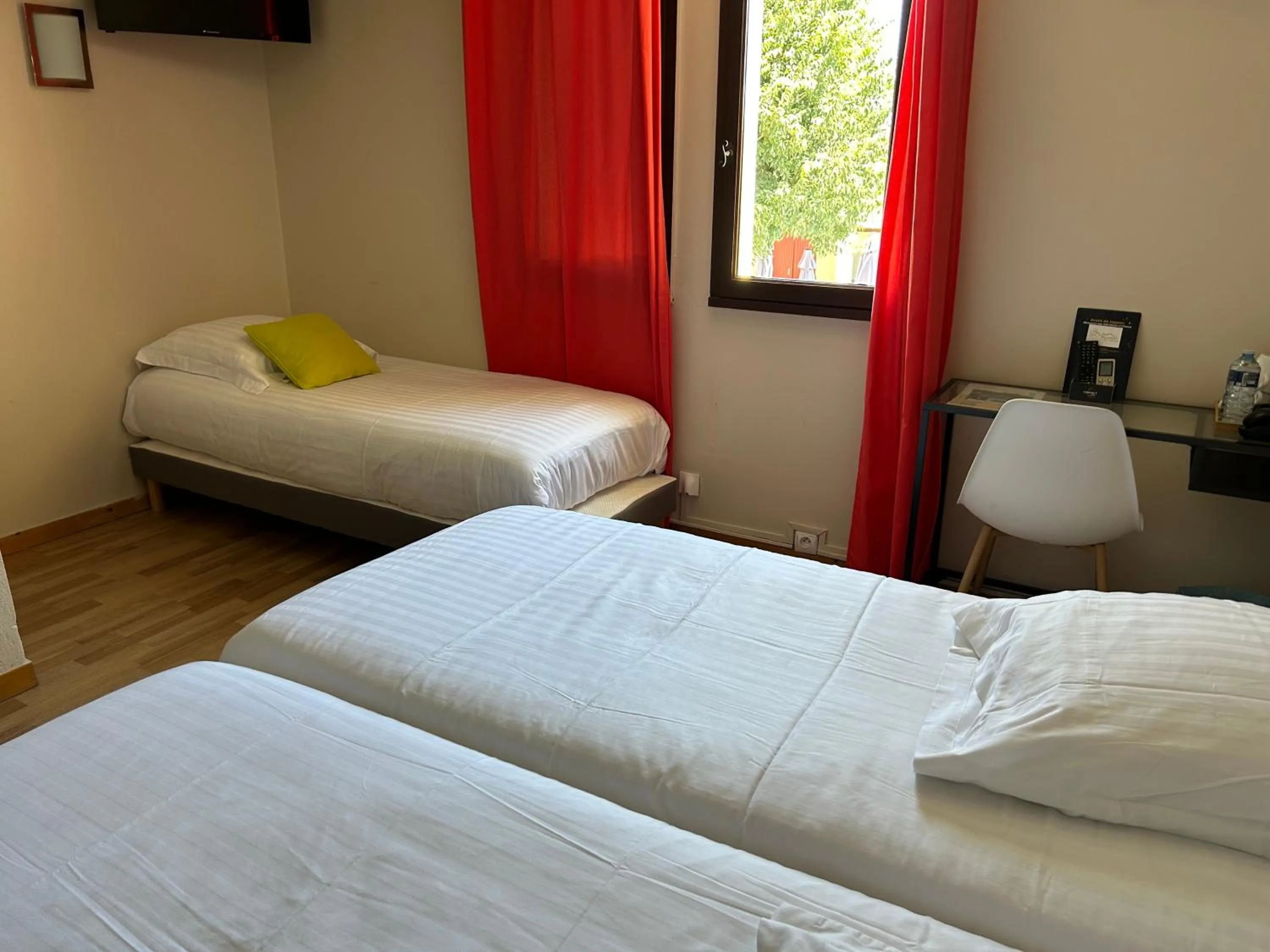 Bed in Hôtel Le Mas Des Amandiers