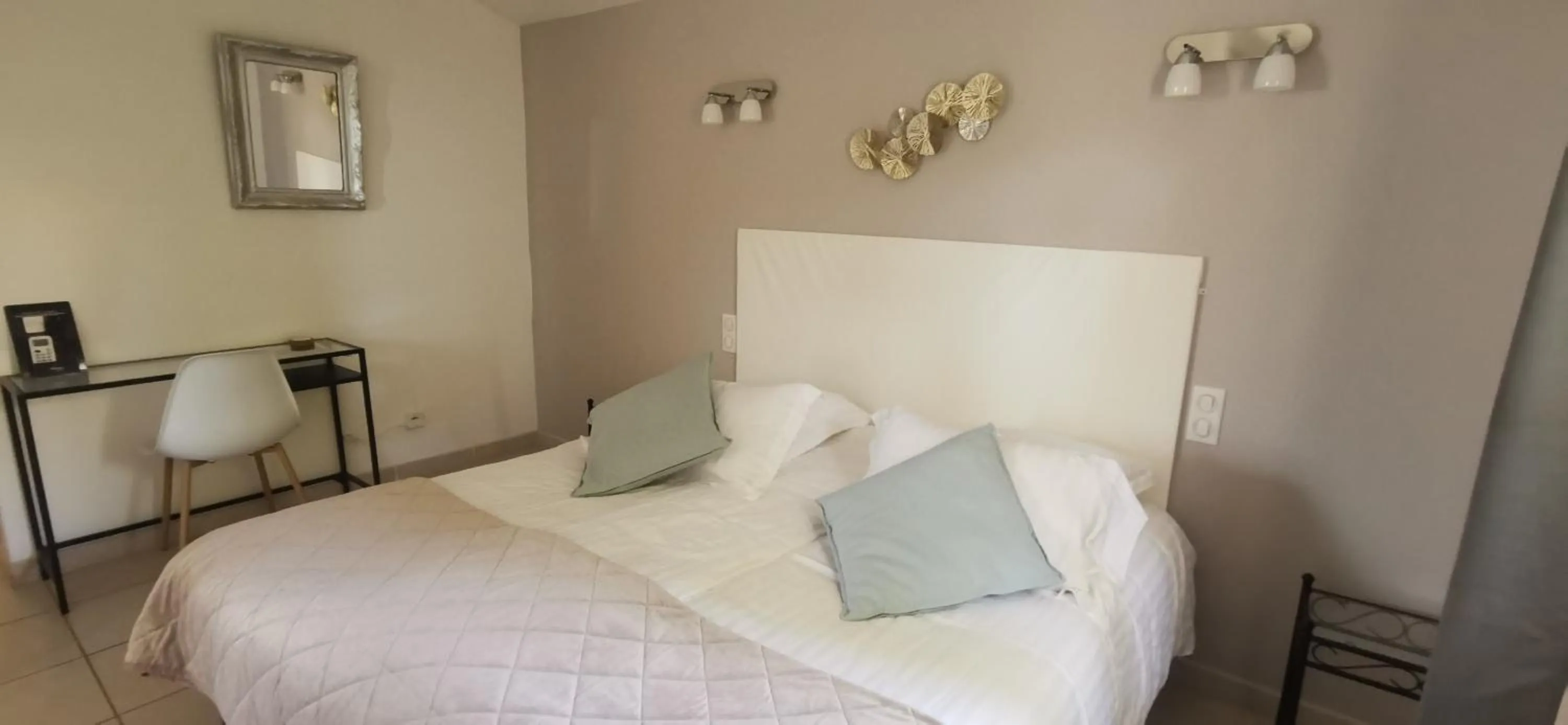 Bed in Hôtel Le Mas Des Amandiers