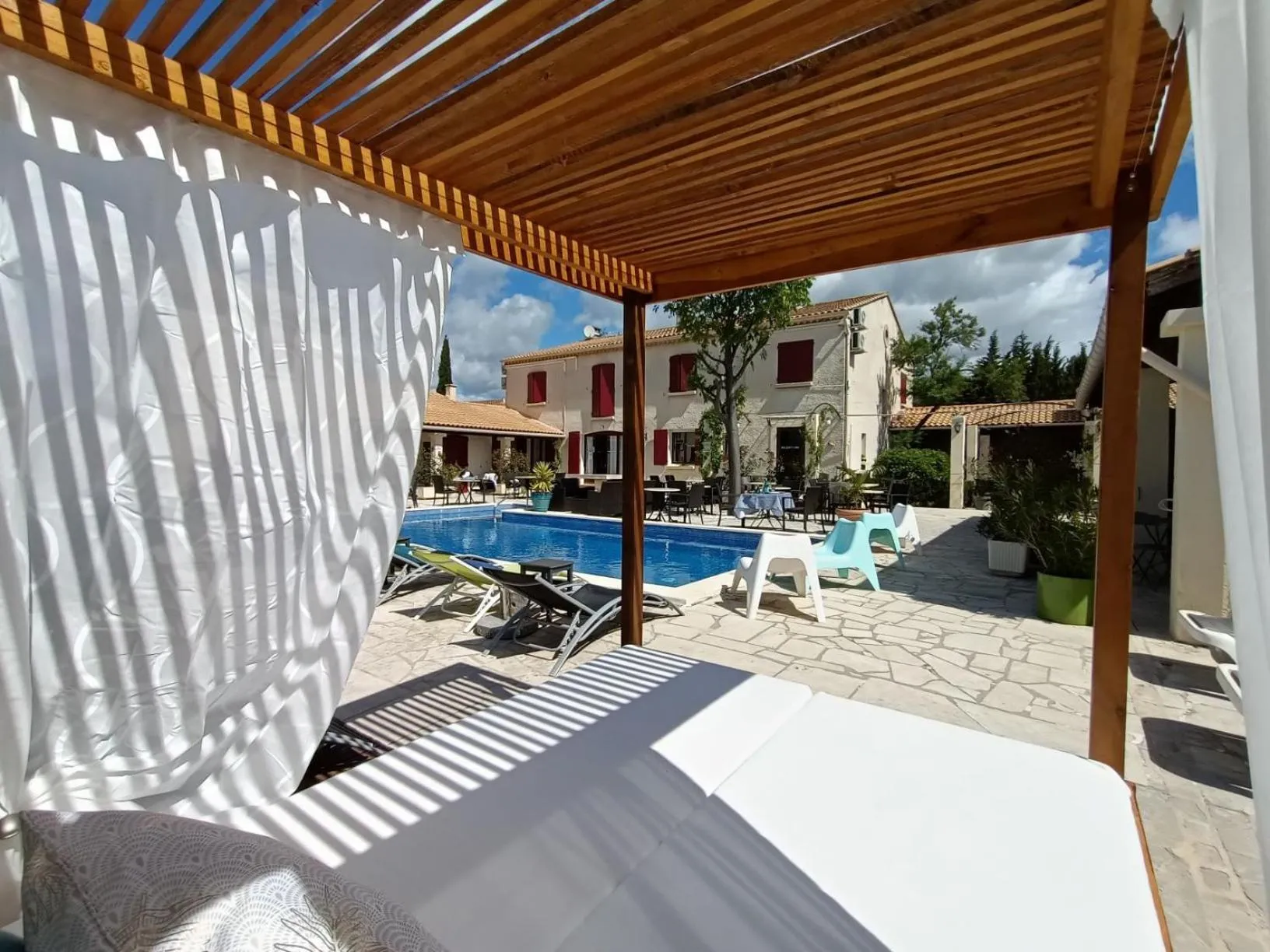 Patio in Hôtel Le Mas Des Amandiers