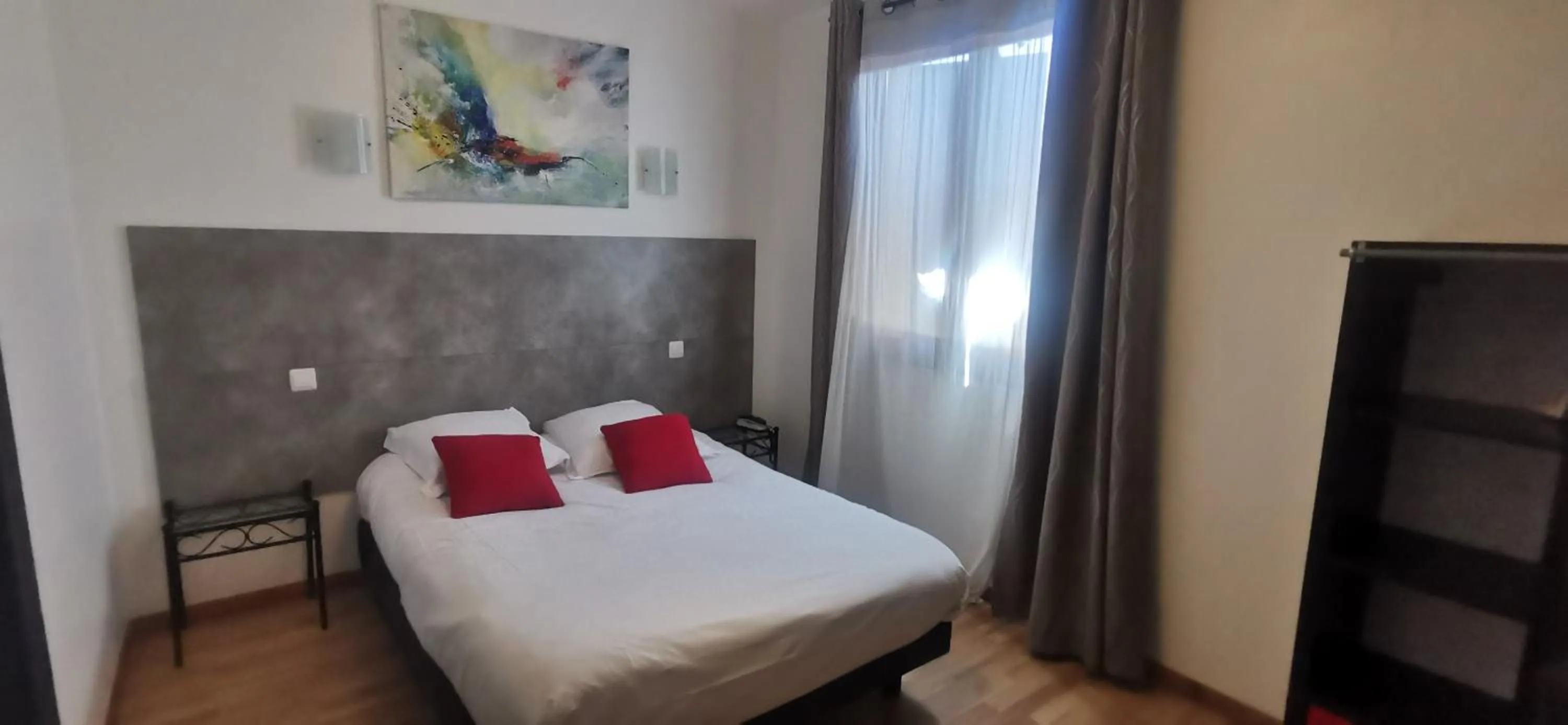 Bed in Hôtel Le Mas Des Amandiers