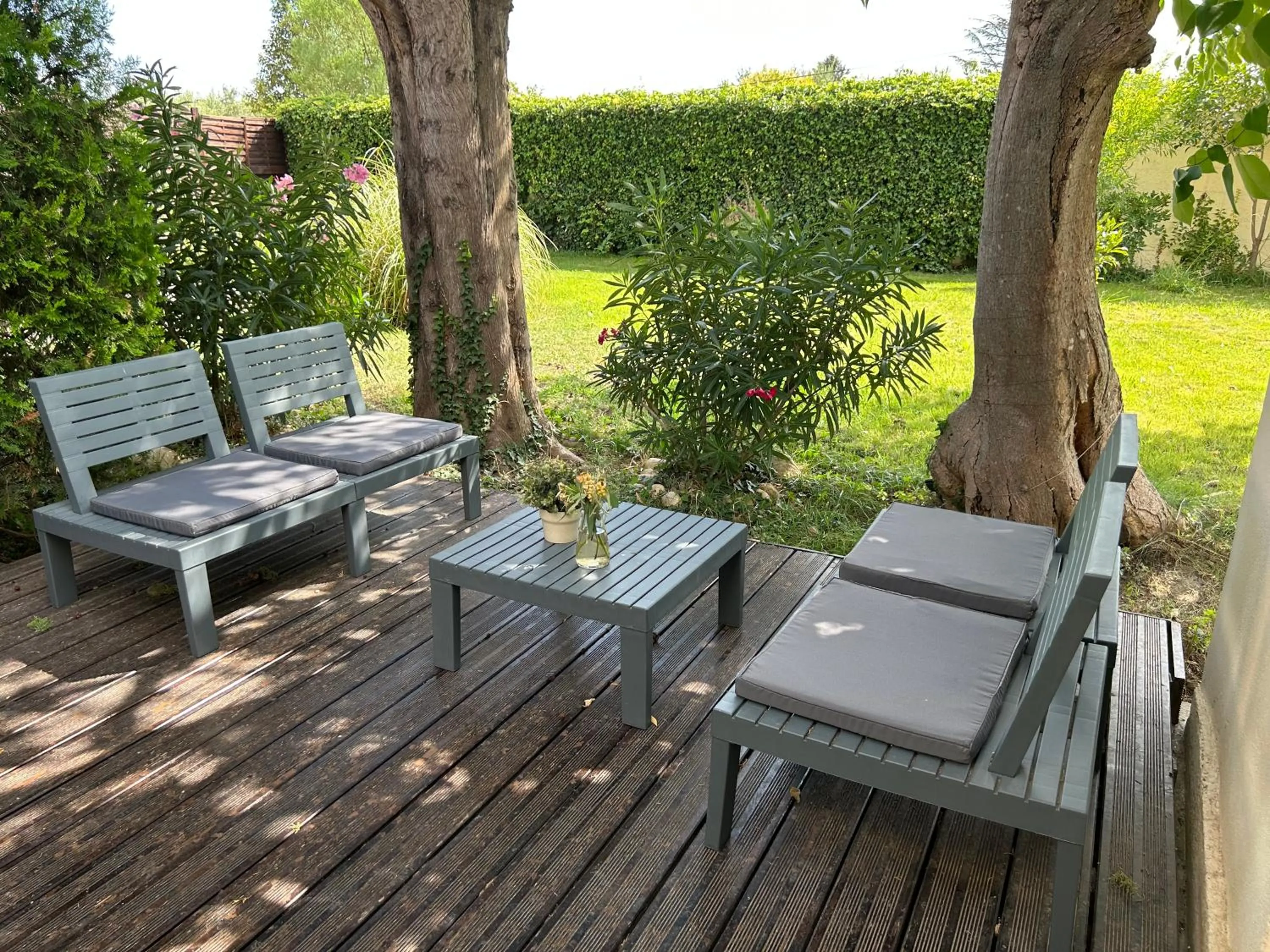 Patio in Hôtel Le Mas Des Amandiers