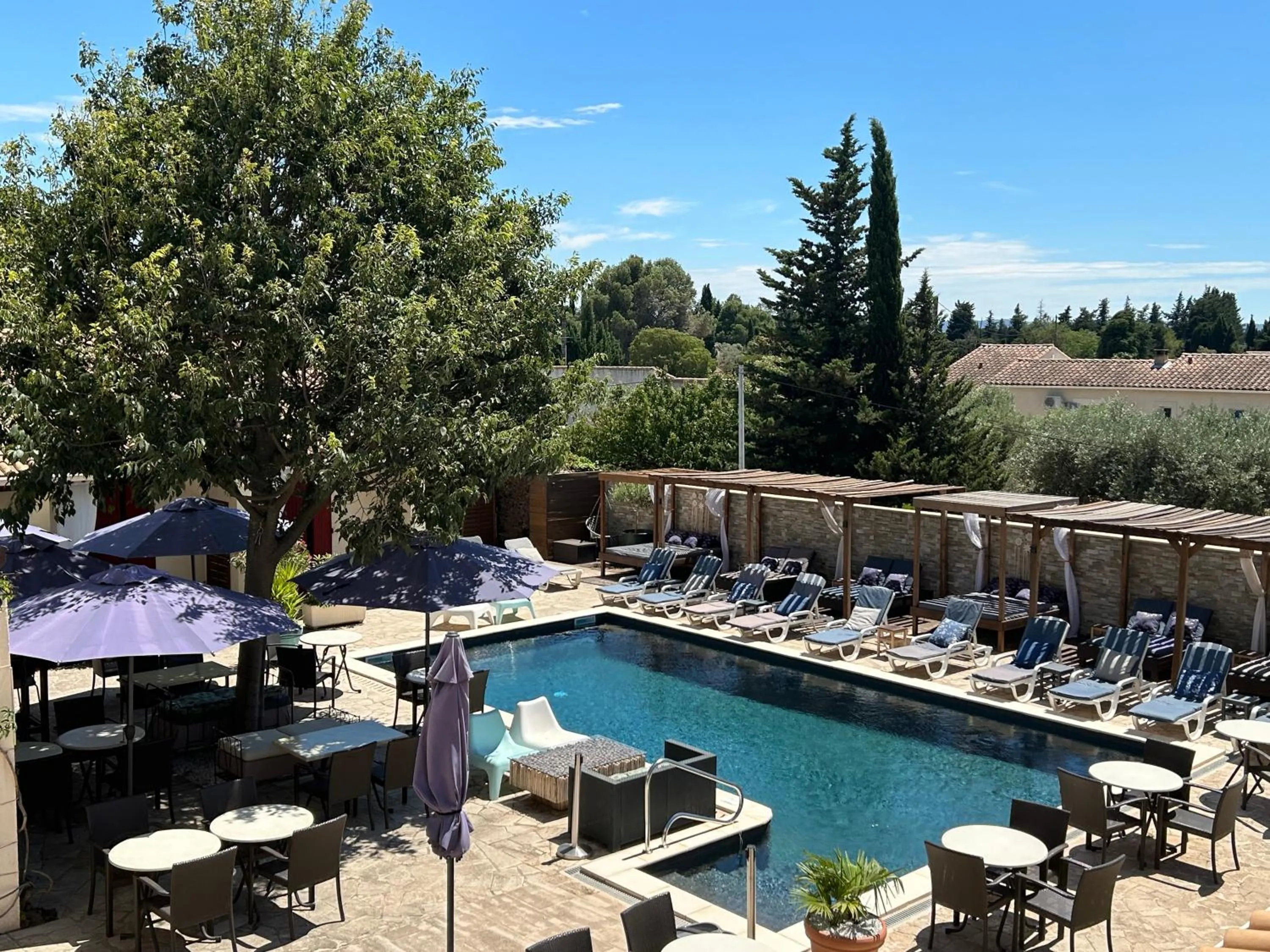 Patio in Hôtel Le Mas Des Amandiers