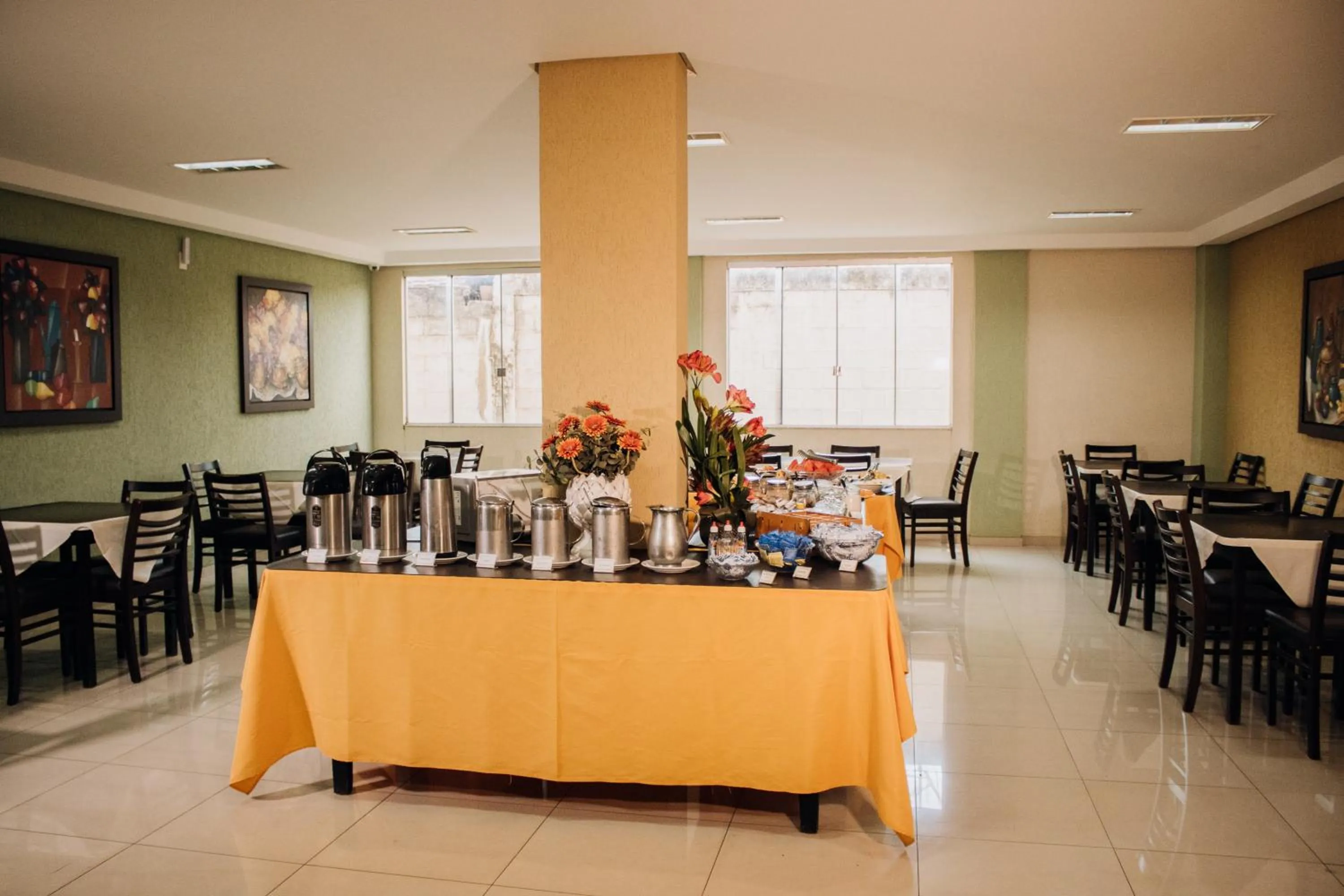 Restaurant/places to eat in Trindade Plaza Hotel