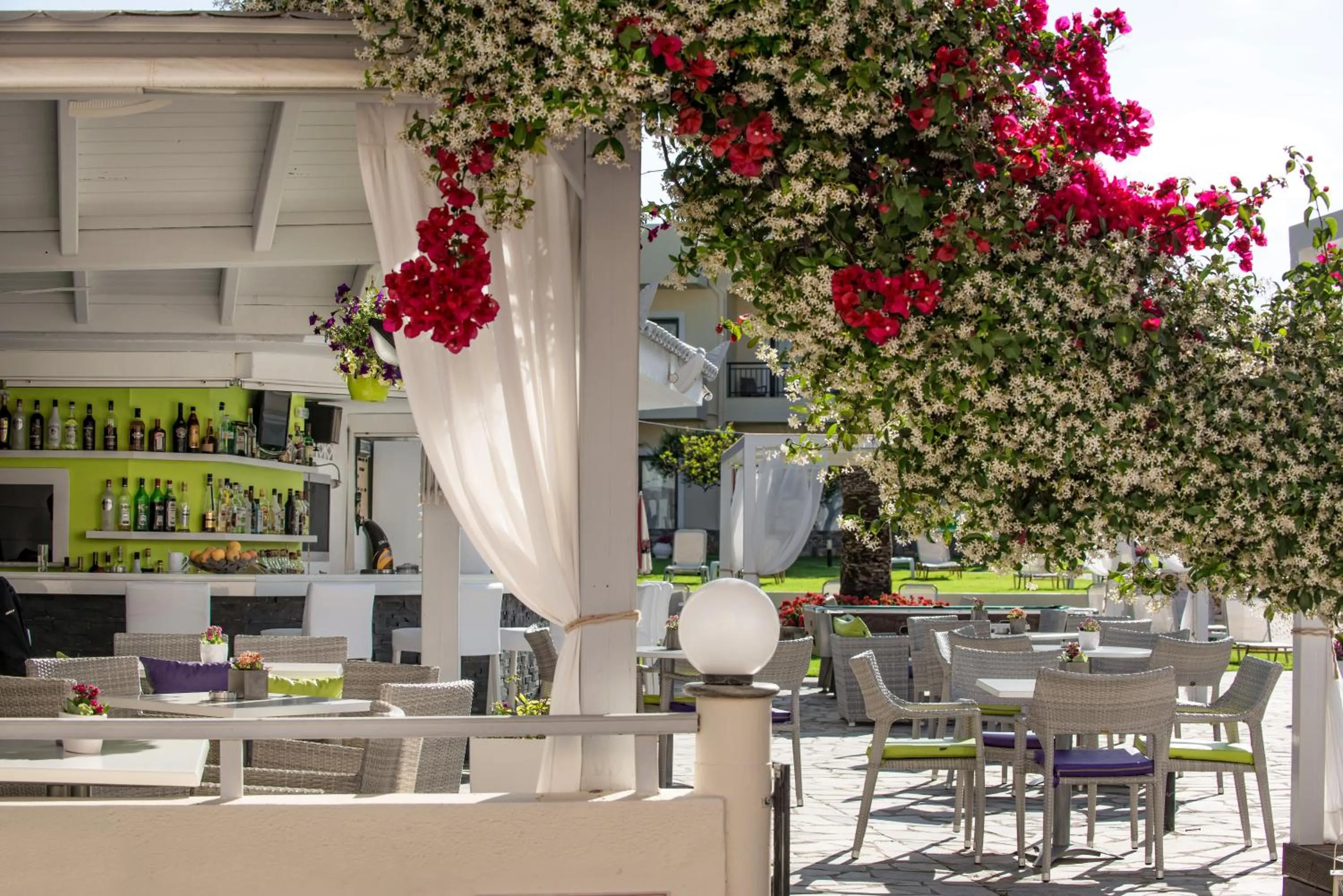 Restaurant/places to eat in Kristalli Hotel Apartments