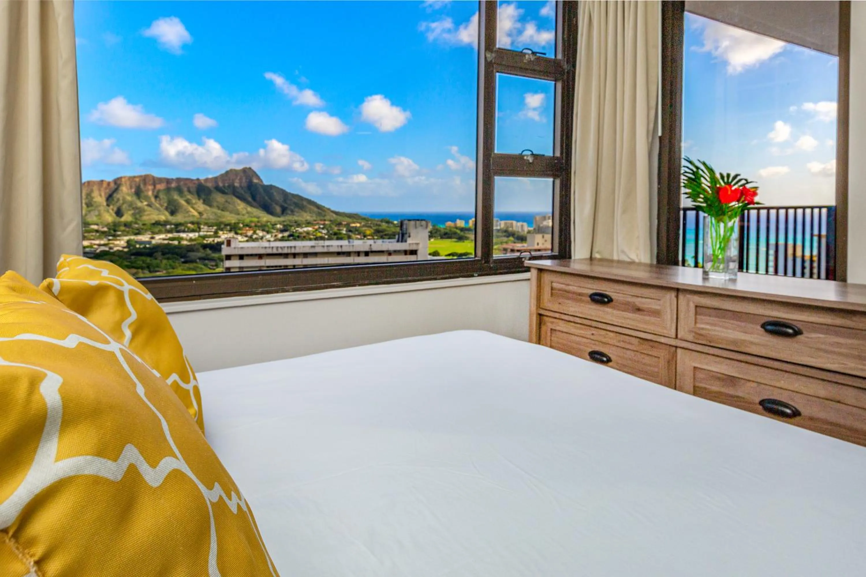 Bed in Diamond Head & Ocean View Gem Near Waikiki Beach, Parking's On Us
