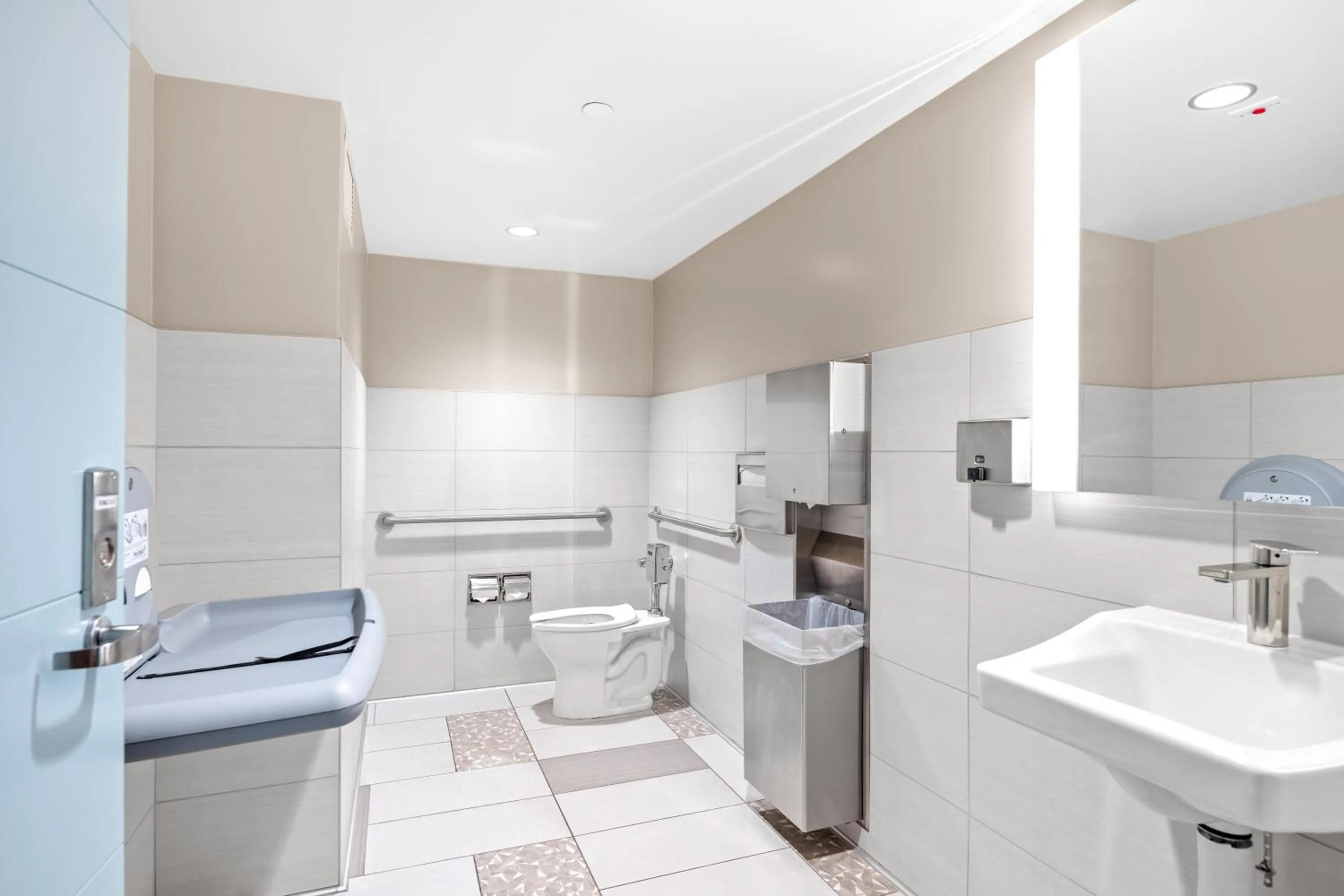 Bathroom in Diamond Head & Ocean View Gem Near Waikiki Beach, Parking's On Us