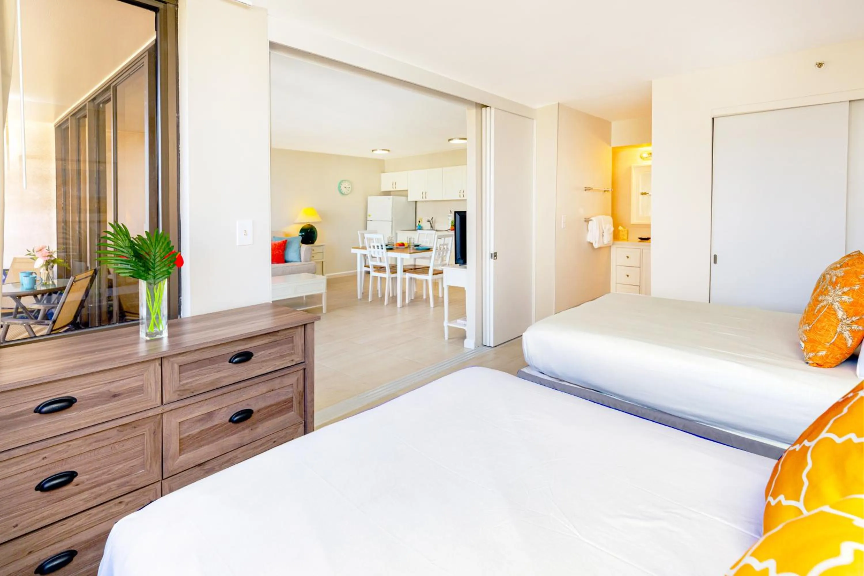 Bed in Diamond Head & Ocean View Gem Near Waikiki Beach, Parking's On Us