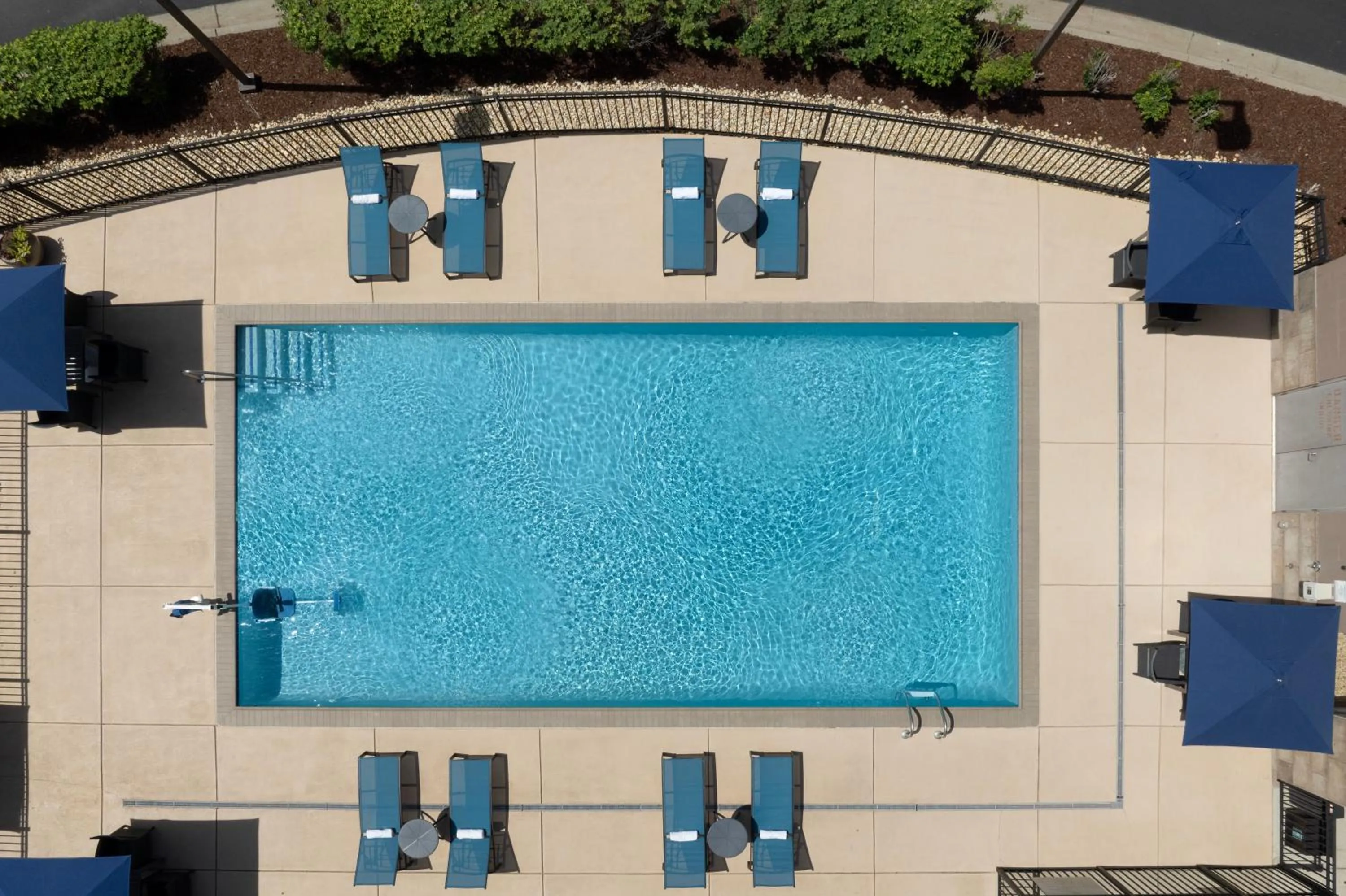 Swimming pool in Hampton Inn & Suites Huntsville Research Park Area
