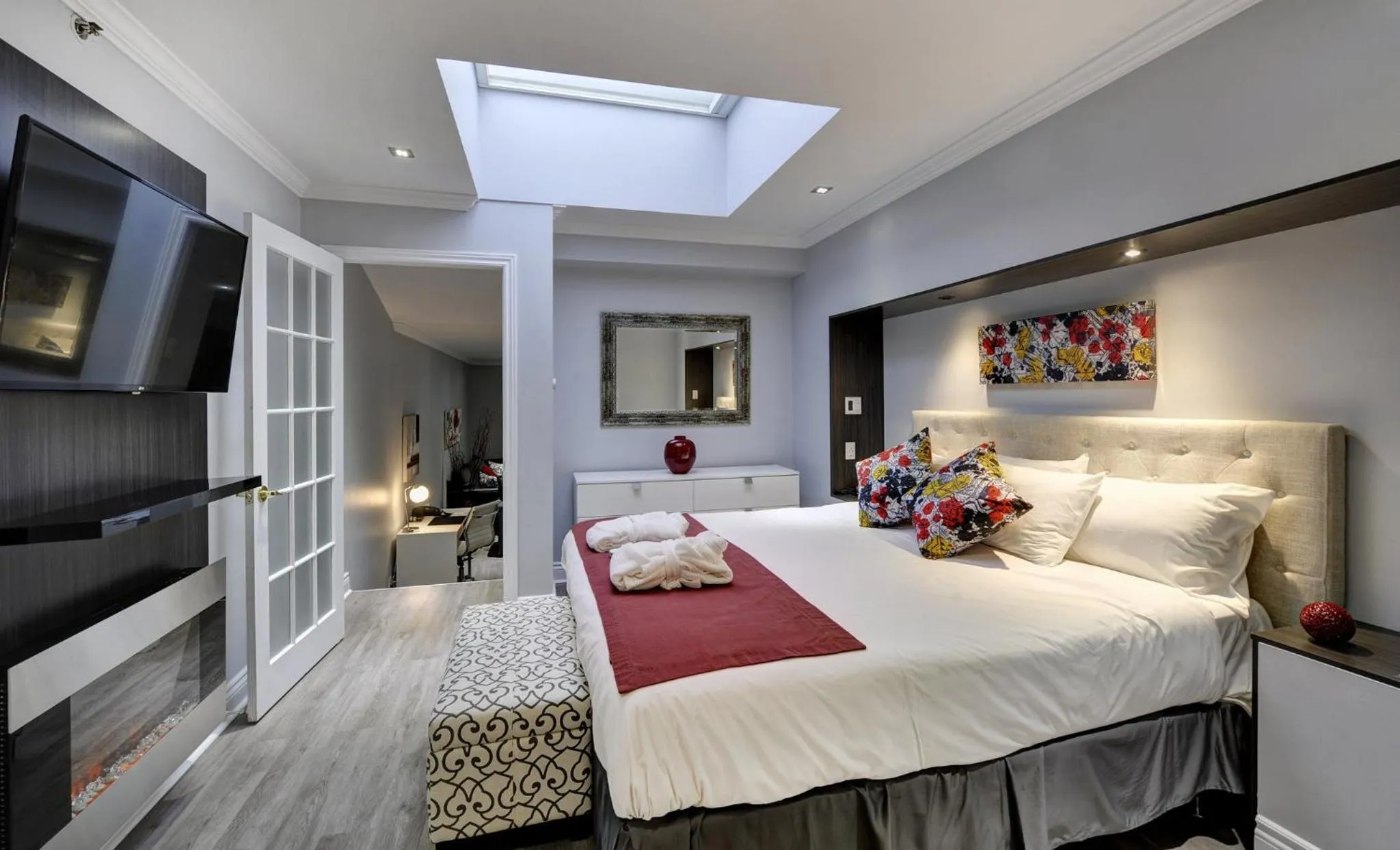 Photo of the whole room, Bed in Travelodge by Wyndham Quebec City Hotel & Convention Centre