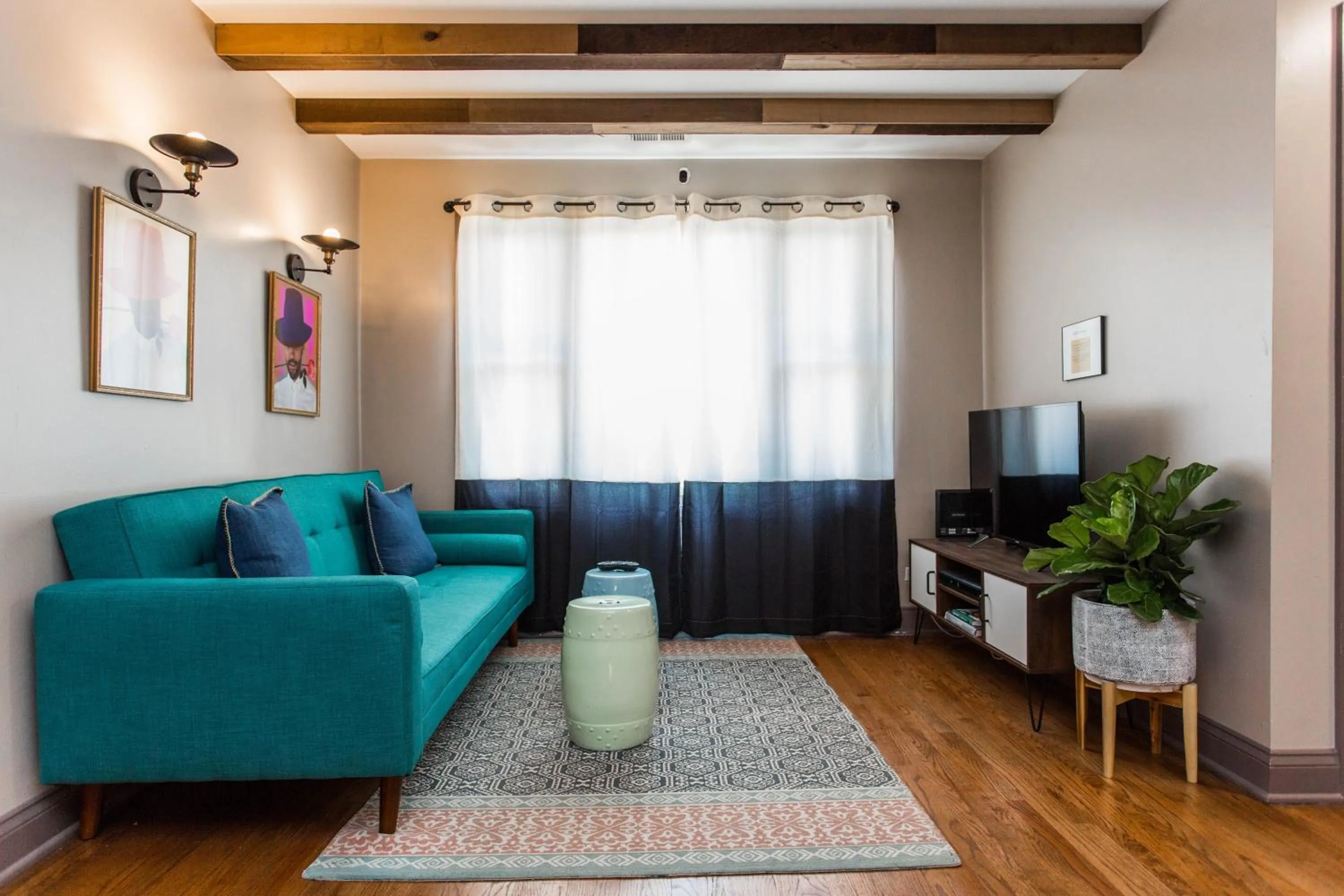 Communal lounge/ TV room in Villa Dubois Guest House