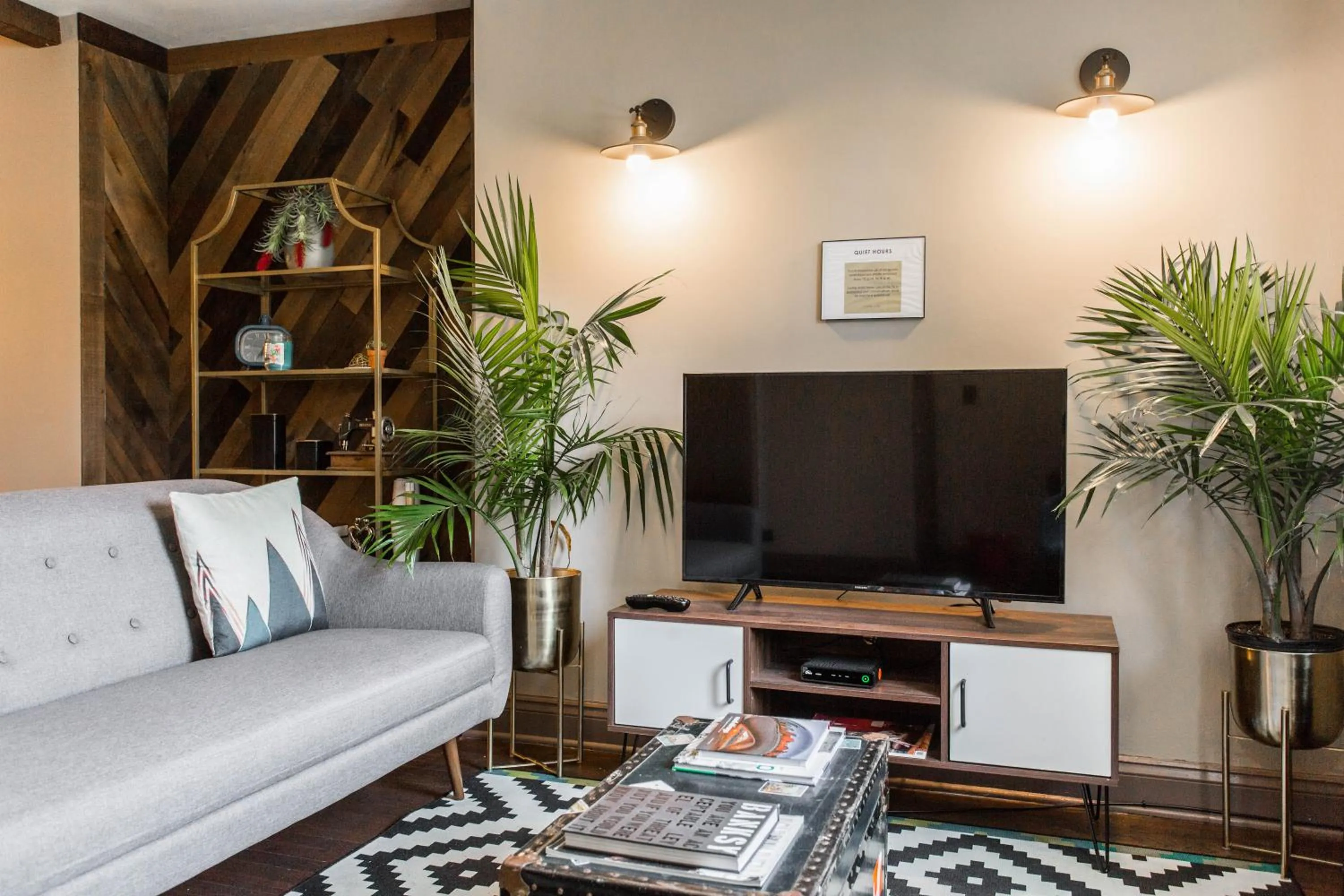 Communal lounge/ TV room in Villa Dubois Guest House