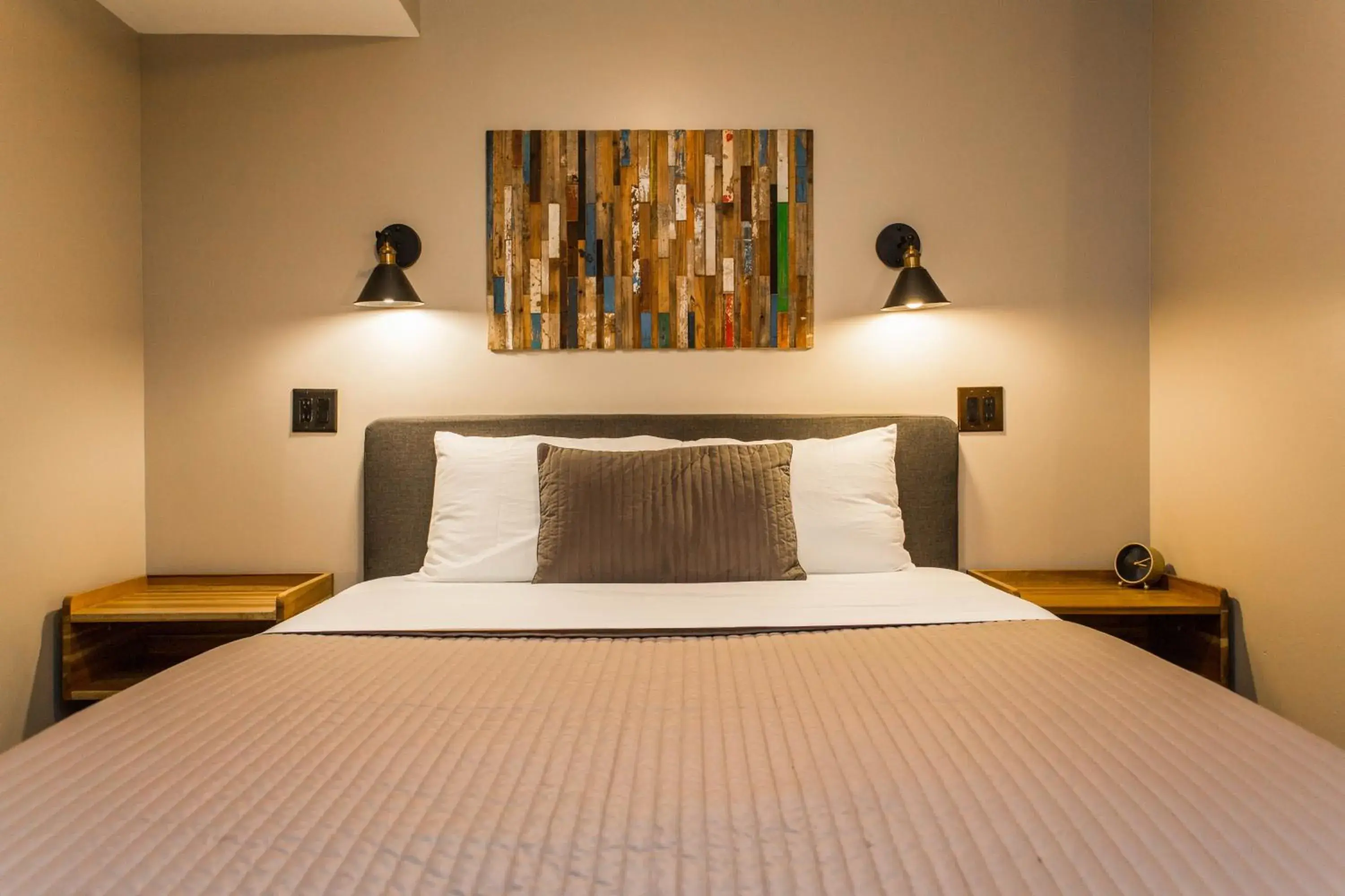 Double Room with Shared Bathroom in Villa Dubois Guest House Double Room with Shared Bathroom in Villa Dubois Guest House