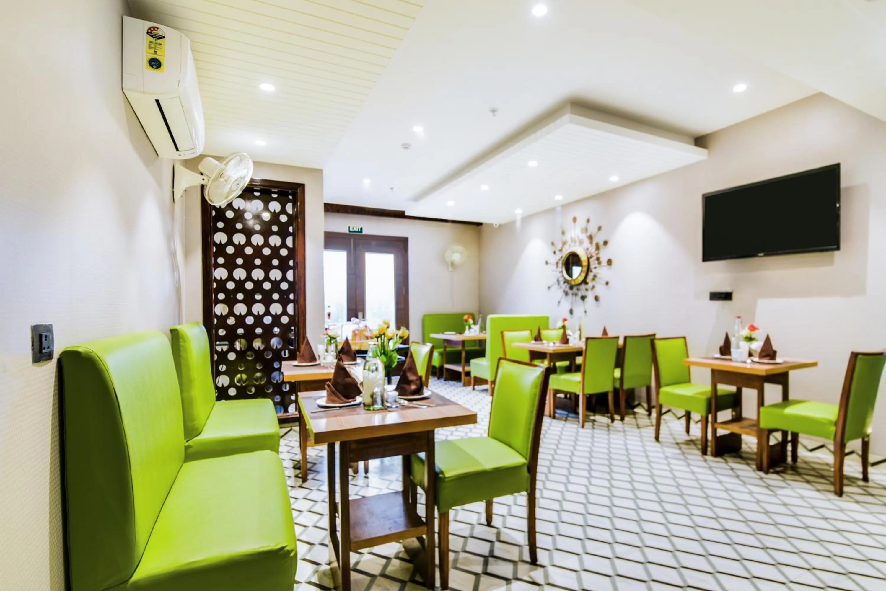 Restaurant/places to eat in Hotel Bluestone Nehru Place by The Cosy Hotels