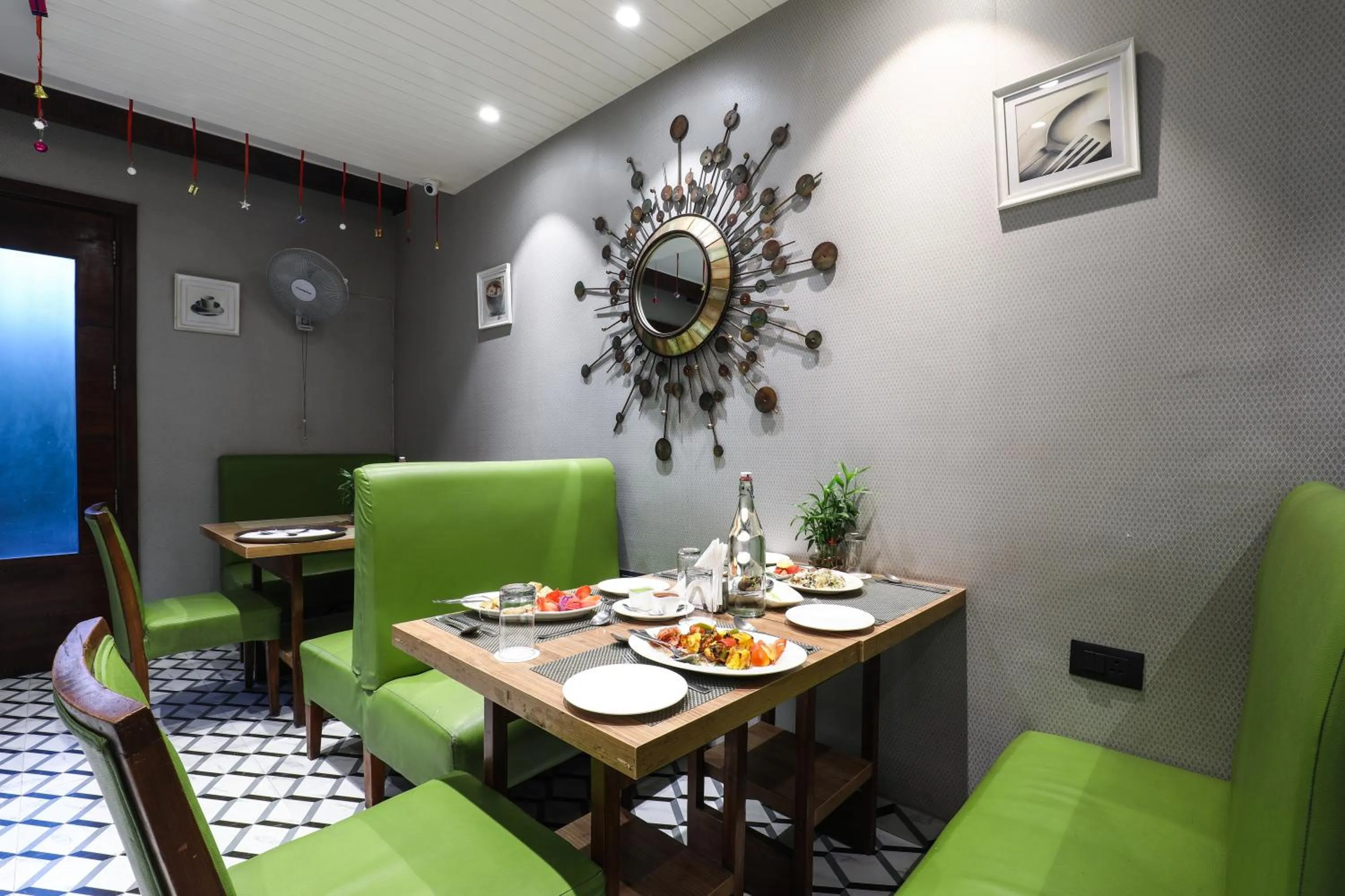 Restaurant/places to eat in Hotel Bluestone Nehru Place by The Cosy Hotels