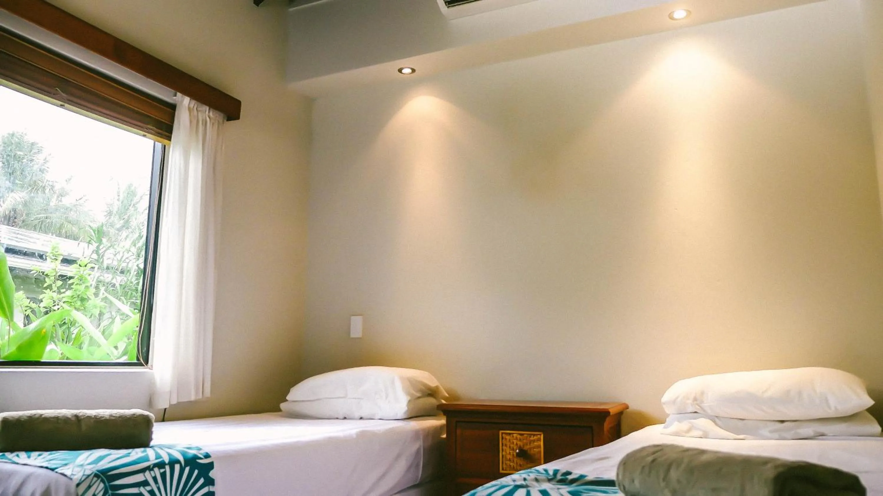 Garden, Bed in Muri Beach Resort