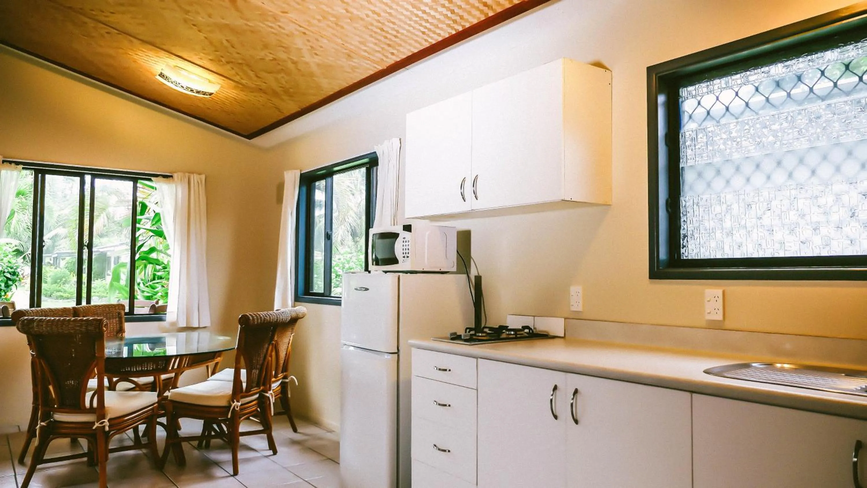 Coffee/tea facilities in Muri Beach Resort