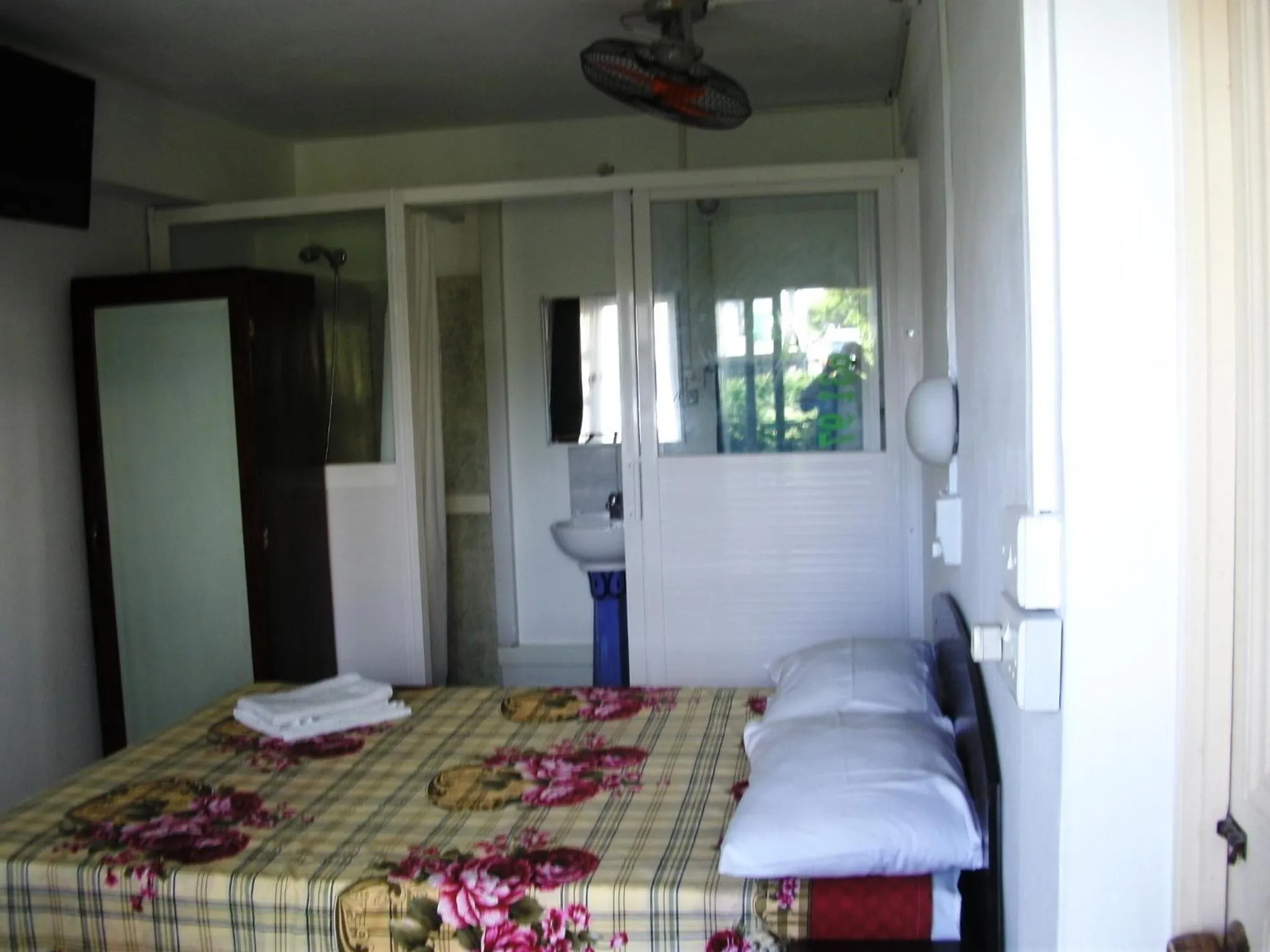 Photo of the whole room, Bed in Auberge Le Saladier