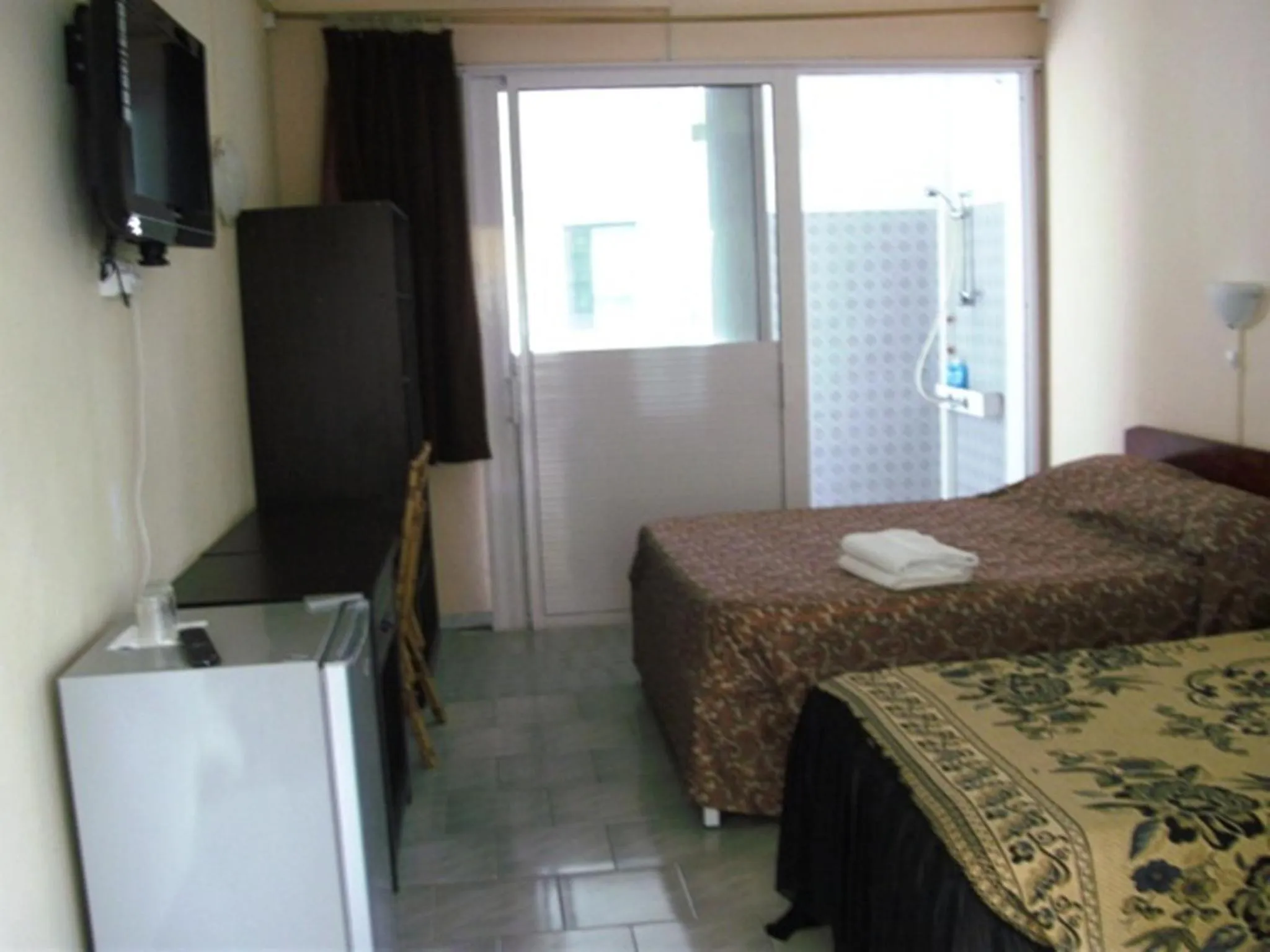 Photo of the whole room, Bed in Auberge Le Saladier