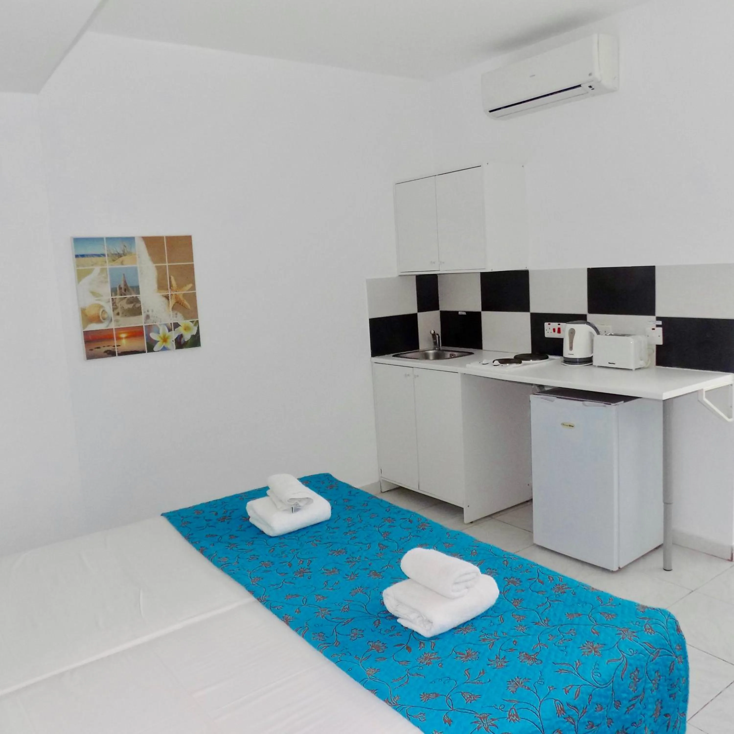 Kitchen or kitchenette, Bed in Margarita Napa Apartments