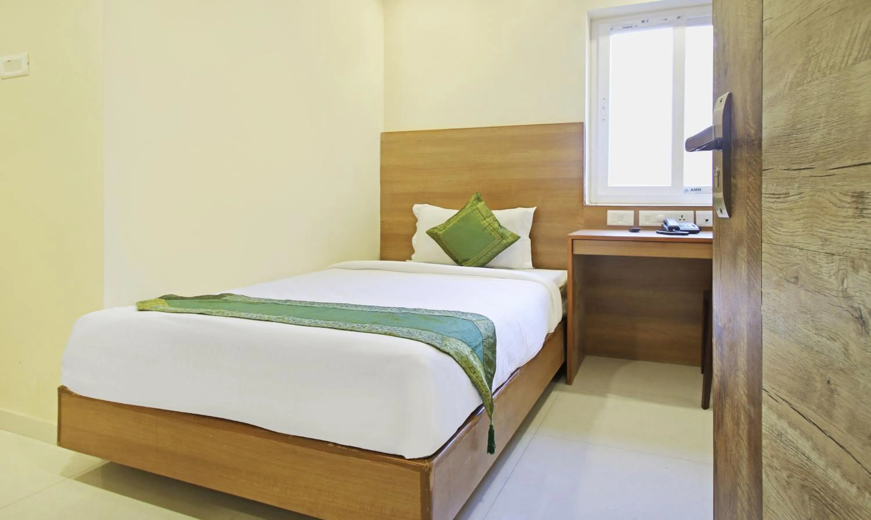 Bedroom, Bed in Itsy Hotels Jansi Residency
